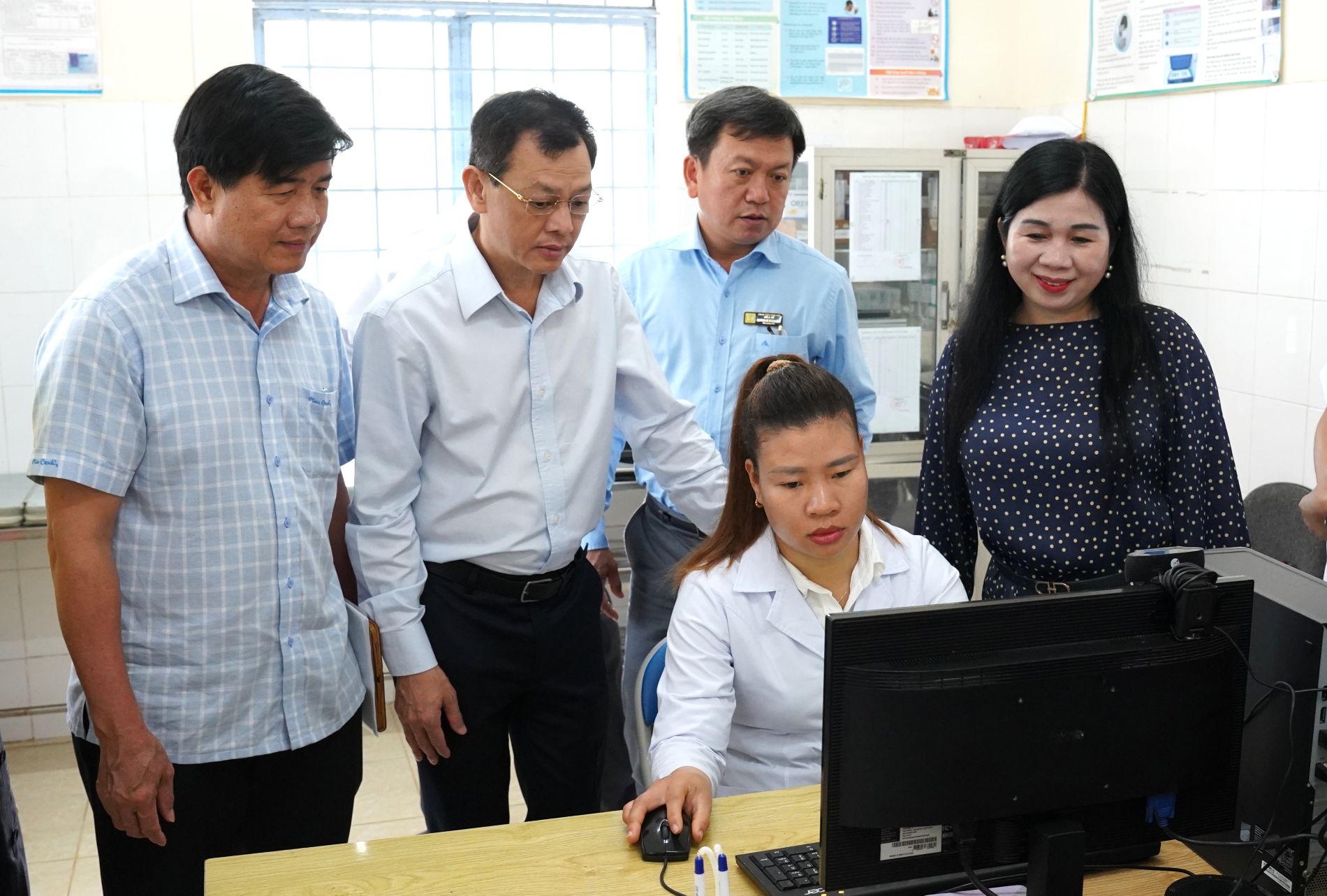 Thứ trưởng Bộ Y tế Nguyễn Tri Thức khảo sát hoạt động y tế cơ sở tại xã Ea Phê