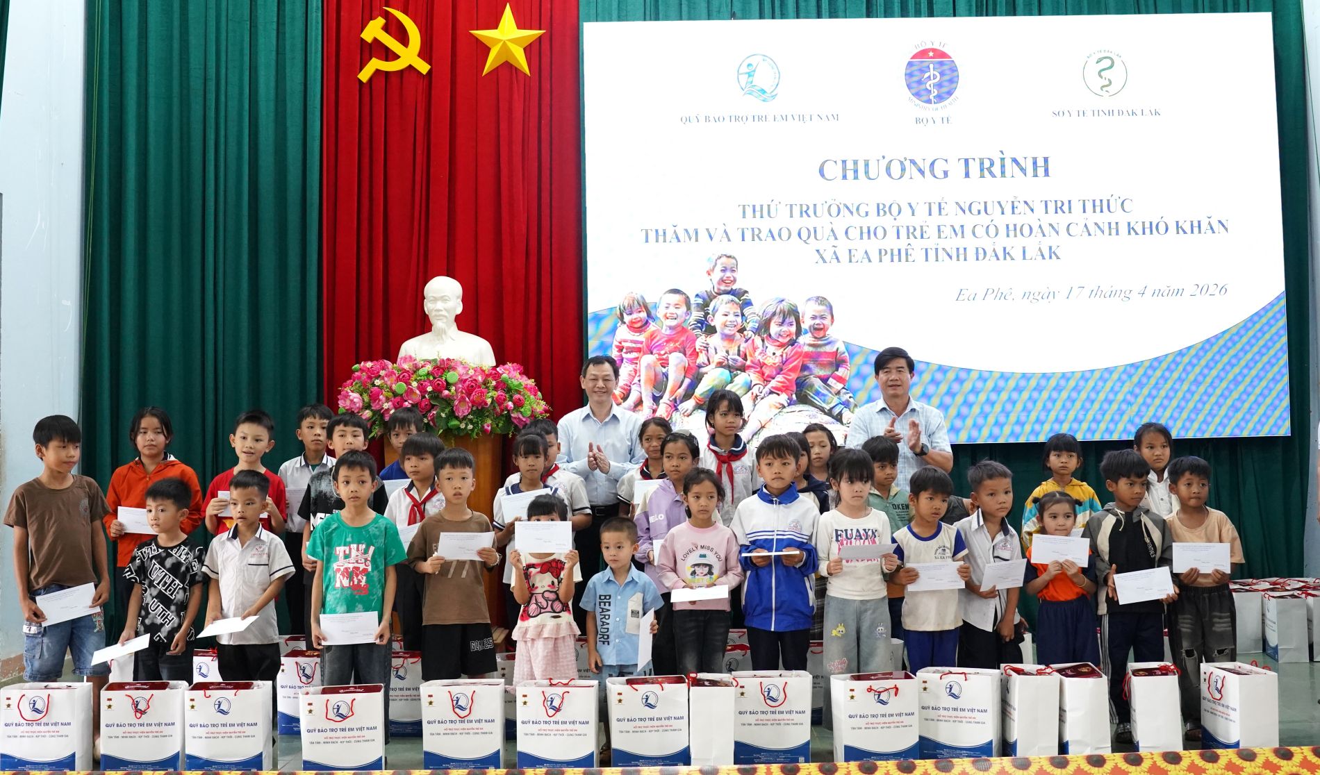 Đoàn công tác Bộ Y tế thăm, tặng quà cho trẻ em có hoàn cảnh khó khăn