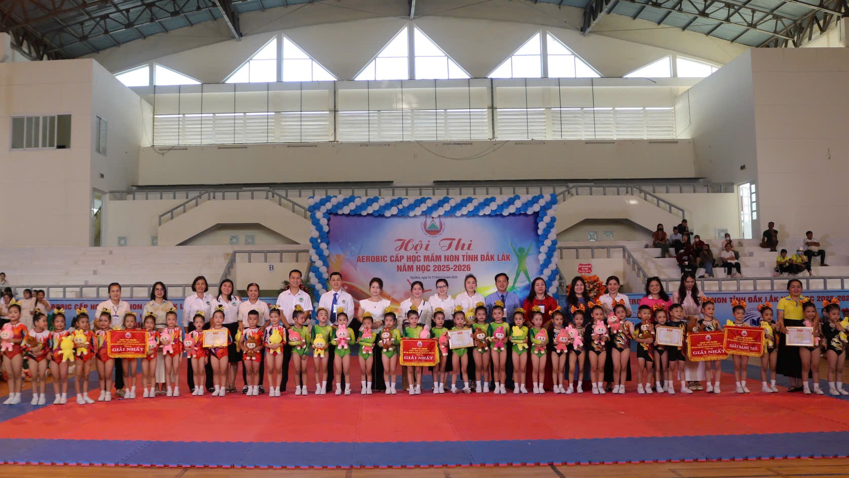 Trao giải Hội thi Aerobic cấp học mầm non khu vực phía Đông