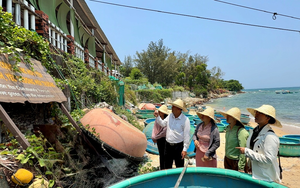 Đoàn công tác Hội LHPN tỉnh kiểm tra, khảo sát thực tế Dự án bảo tồn rạn san hô tại xã Ô Loan