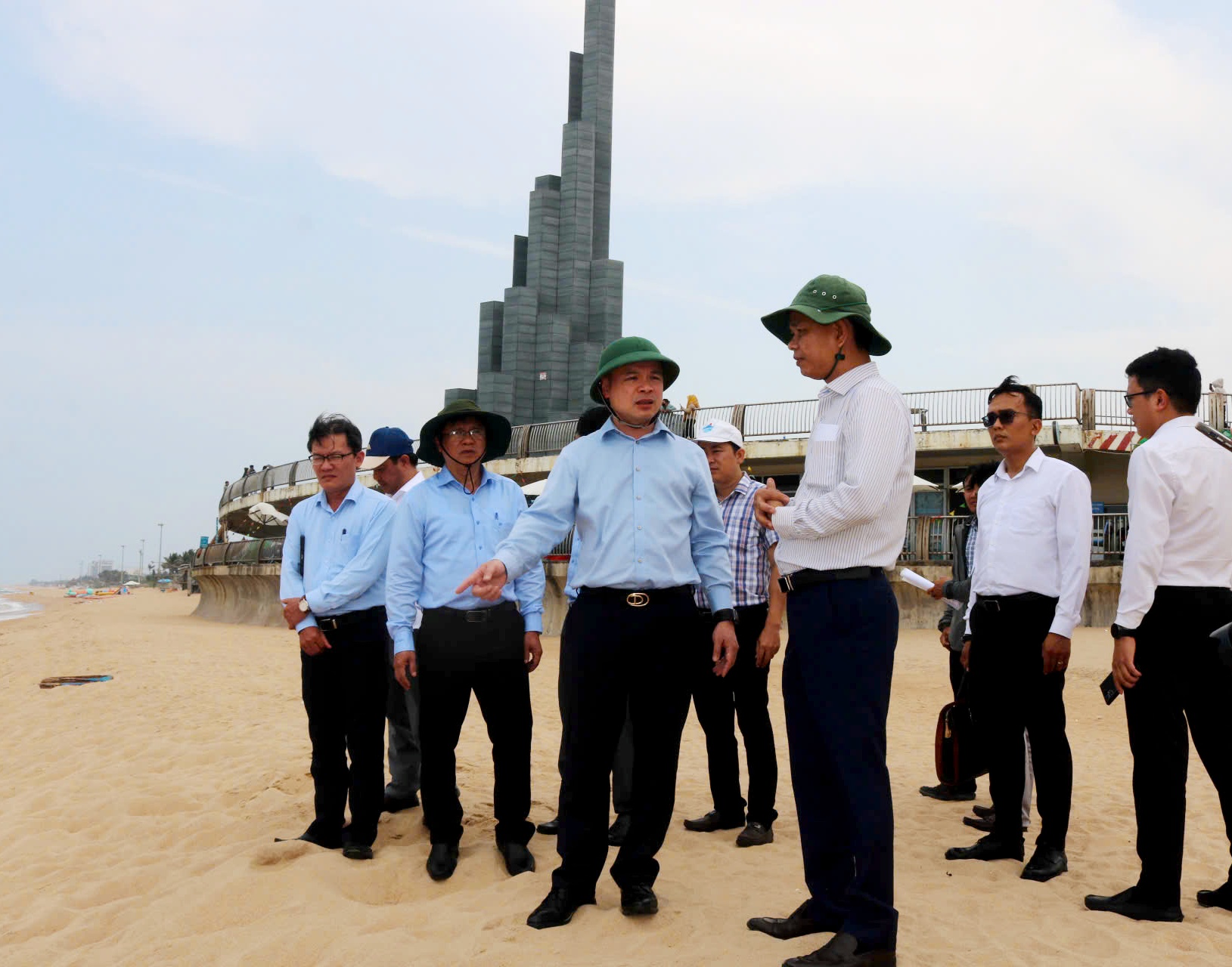 Chủ tịch UBND tỉnh Đỗ Hữu Huy kiểm tra công tác vệ sinh môi trường và hệ thống điện trang trí tại tháp Nghinh Phong