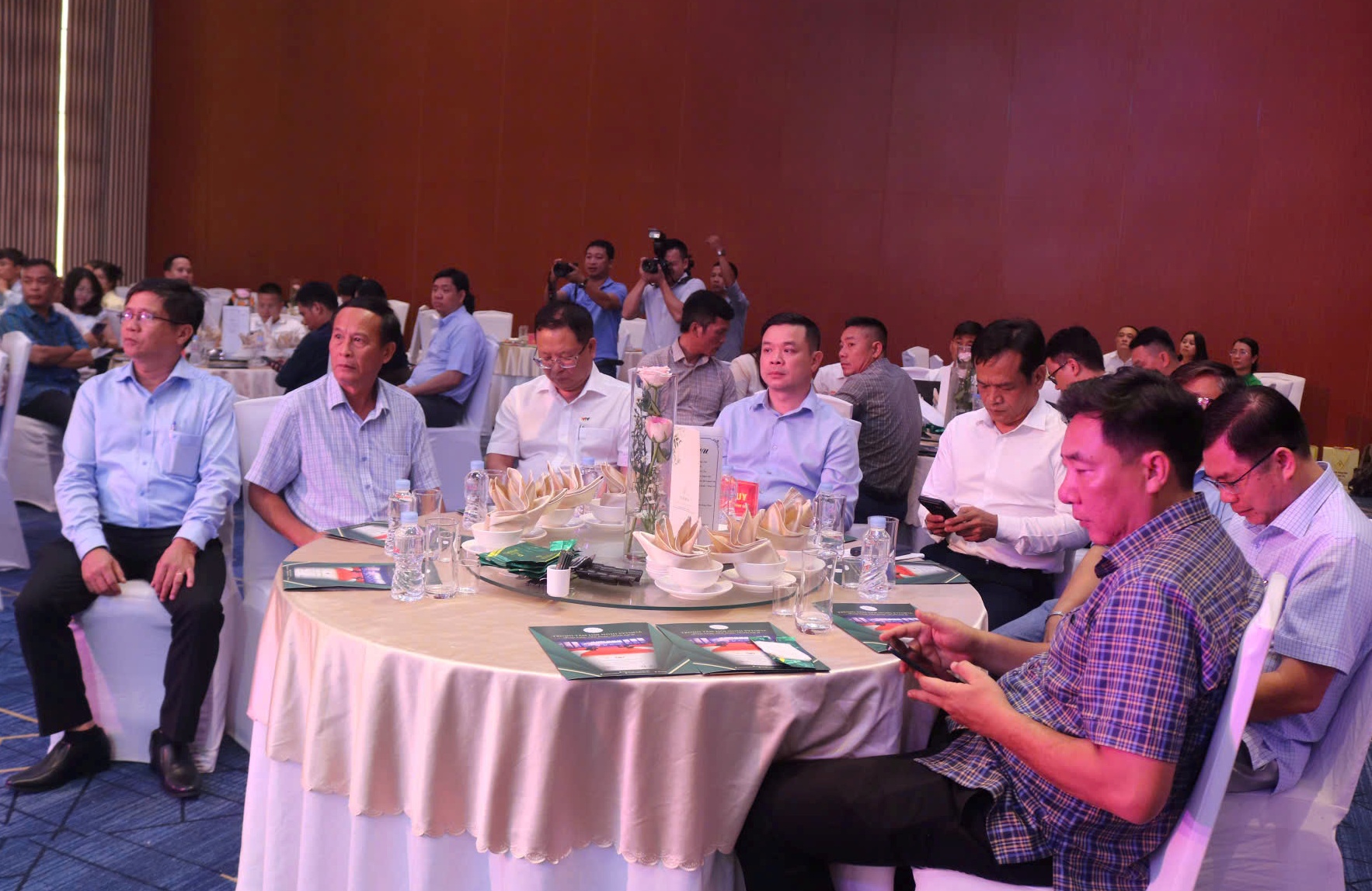 Gặp mặt báo chí nhân dịp Kỷ niệm 51 năm Ngày giải phóng miền Nam, thống nhất đất nước và Kỷ niệm 140 năm Ngày Quốc tế Lao động