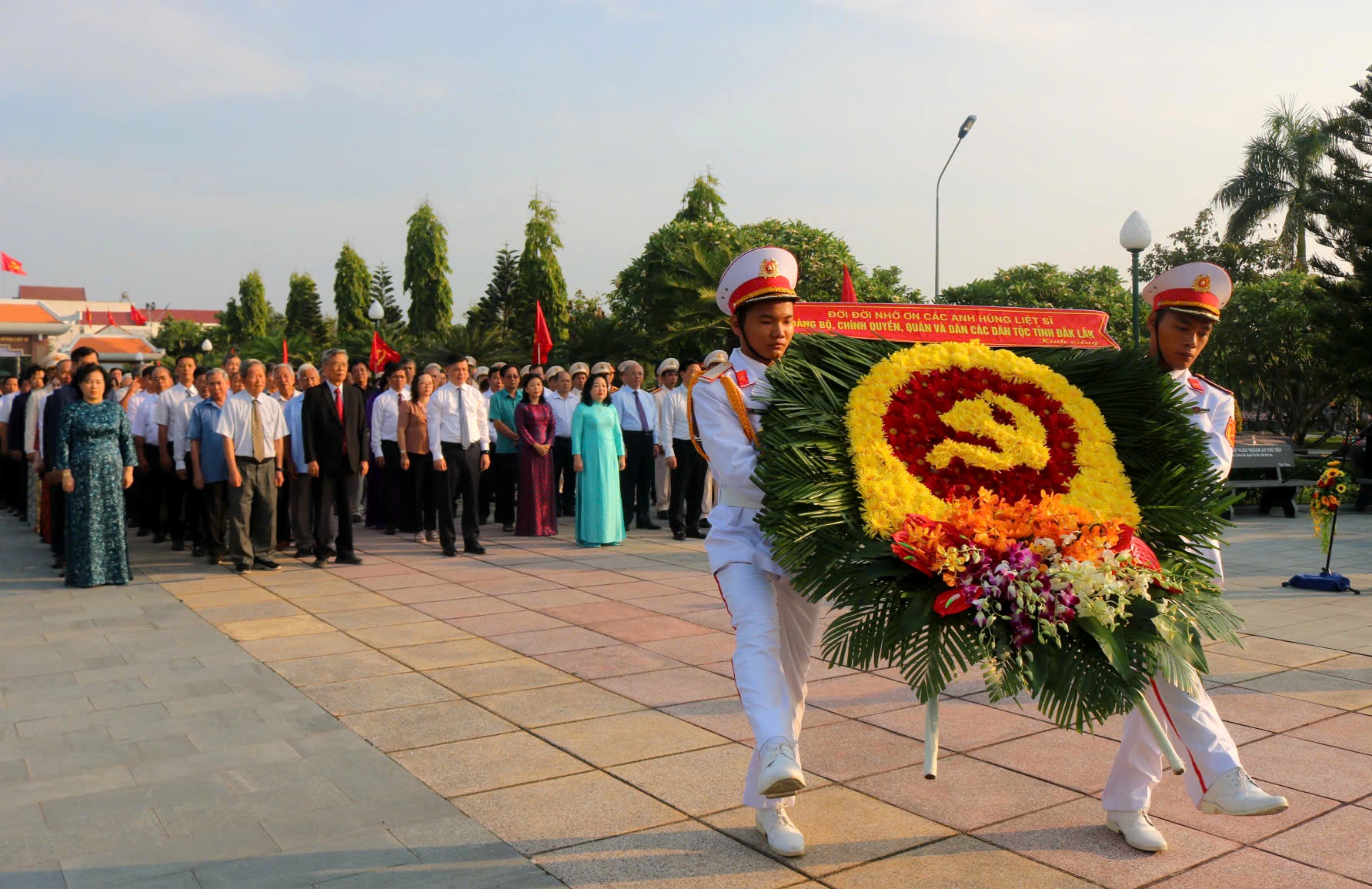 Lãnh đạo tỉnh dâng hương, viếng Nghĩa trang Liệt sĩ nhân kỷ niệm 51 năm Ngày Giải phóng miền Nam, thống nhất đất nước