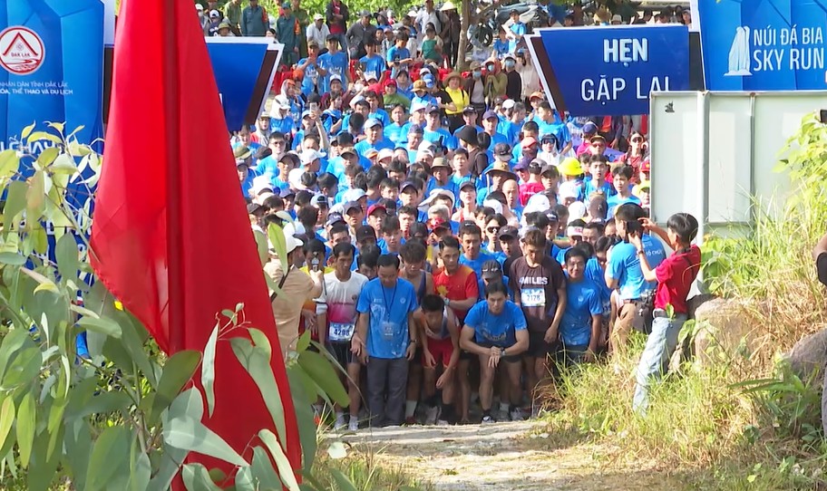 Hơn 1.000 người tham gia Giải chạy Chinh phục núi Đá Bia Sky Run năm 2026