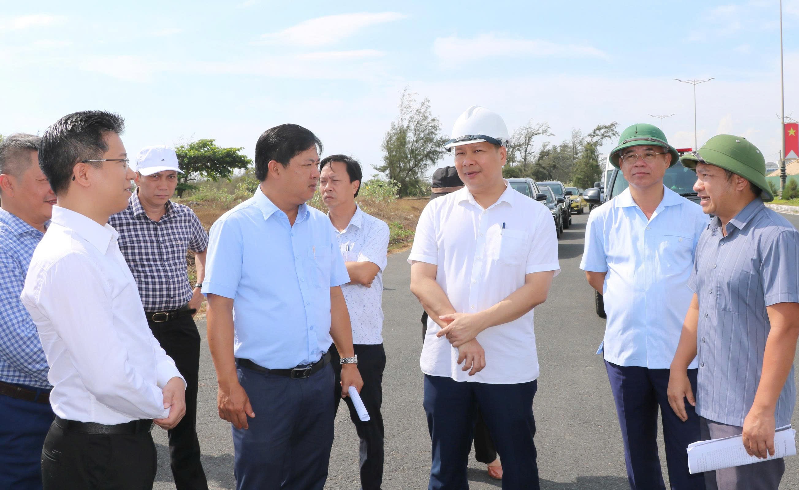 Bí thư Tỉnh ủy Đắk Lắk Lương Nguyễn Minh Triết kiểm tra các công trình, dự án chậm tiến độ tại phường Bình Kiến