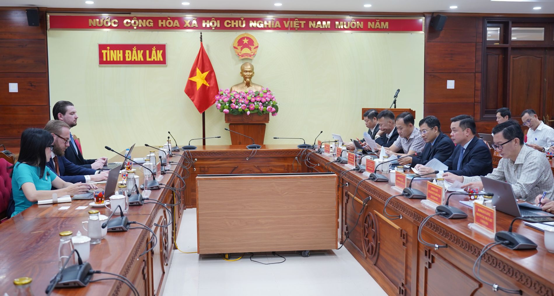 Chủ tịch UBND tỉnh Đắk Lắk Đỗ Hữu Huy làm việc với nhà đầu tư về đề xuất thực hiện dự án Tổ hợp du lịch và nghỉ dưỡng