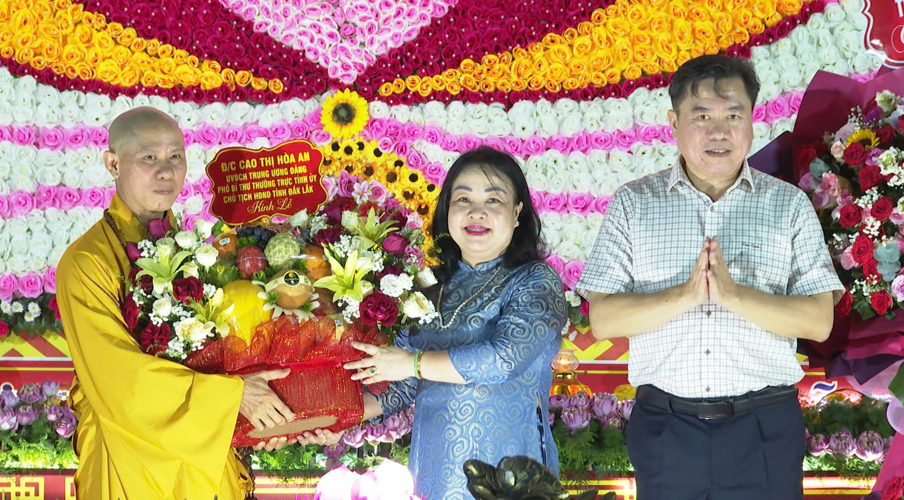 Phó Bí thư Thường trực Tỉnh ủy Cao Thị Hòa An dự đại lễ Phật đản Phật lịch 2570 tại chùa Chùa Bảo Tịnh