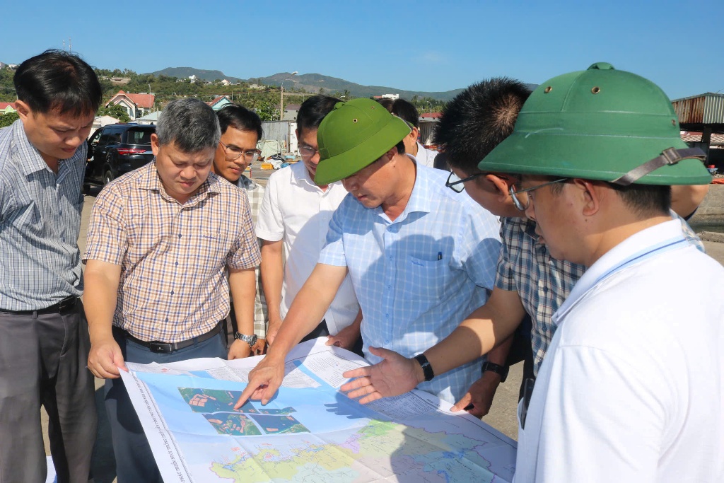Phó Chủ tịch UBND tỉnh Nguyễn Thiên Văn kiểm tra thực tế các vùng nuôi thủy sản tại Vịnh Xuân Đài và Cù lao Mái Nhà