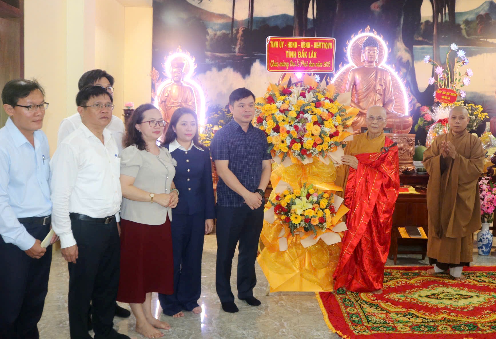 Chairman of the Provincial People's Committee  Do Huu Huy visits Huong Son Pagoda on the occasion of the 2026 Vesak Day