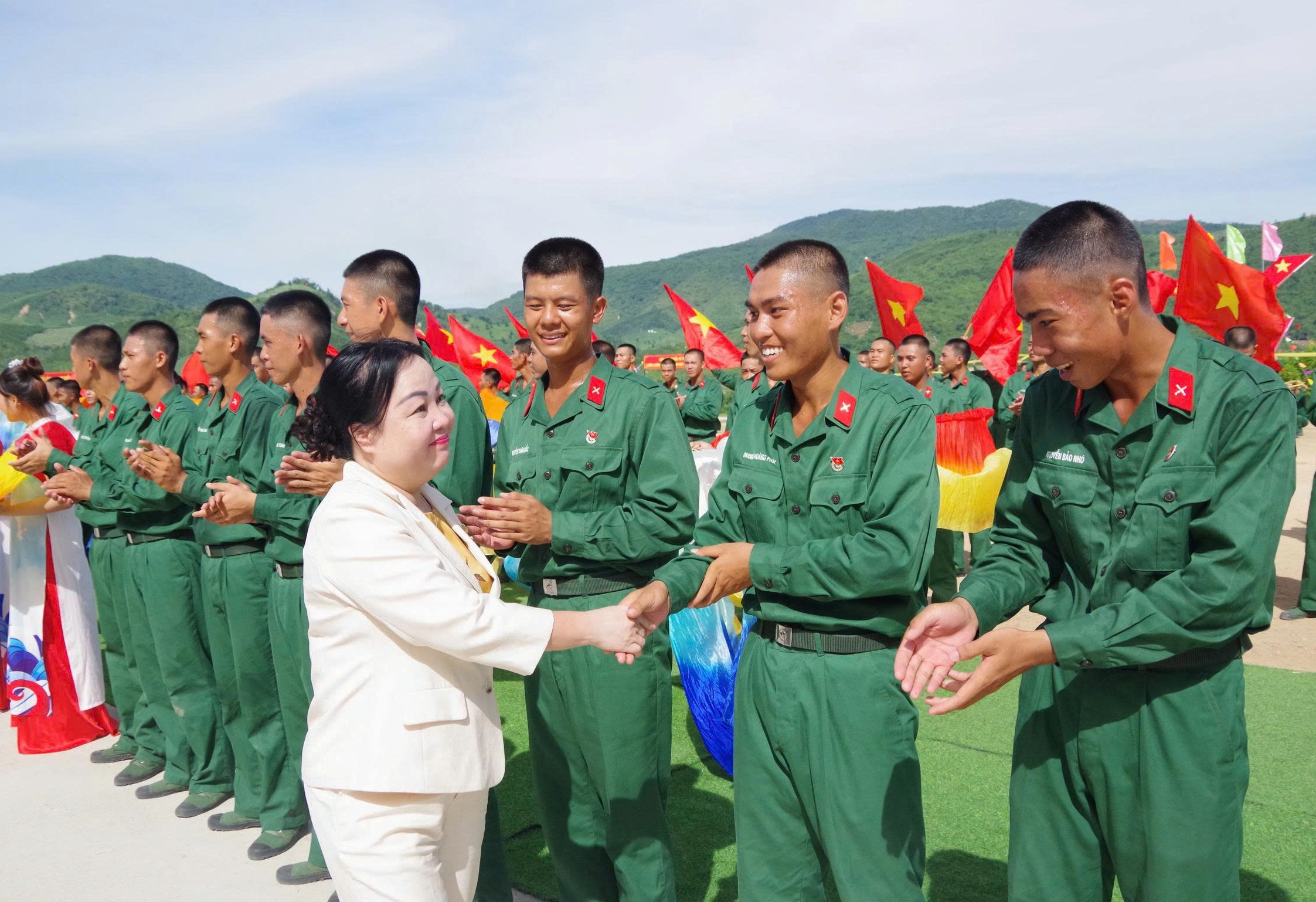Phó Bí thư Thường trực Tỉnh ủy dự Lễ tuyên thệ chiến sĩ mới tại thao trường Suối Cối