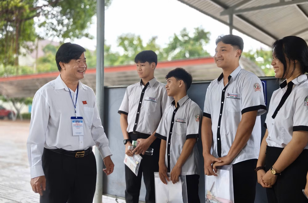 Phó Chủ tịch UBND tỉnh Nguyễn Thiên Văn kiểm tra công tác tổ chức thi tốt nghiệp THPT năm 2026 tại Điểm thi Trường THPT Buôn Đôn