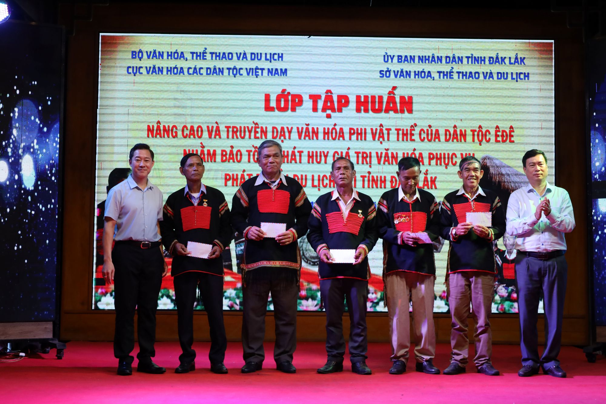 Tập huấn truyền dạy văn hóa phi vật thể dân tộc Ê-đê gắn với phát triển du lịch bền vững