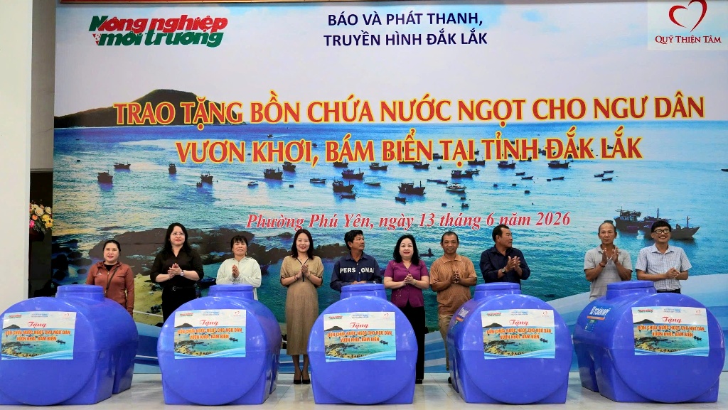 Trao tặng 260 bồn chứa nước ngọt cho ngư dân