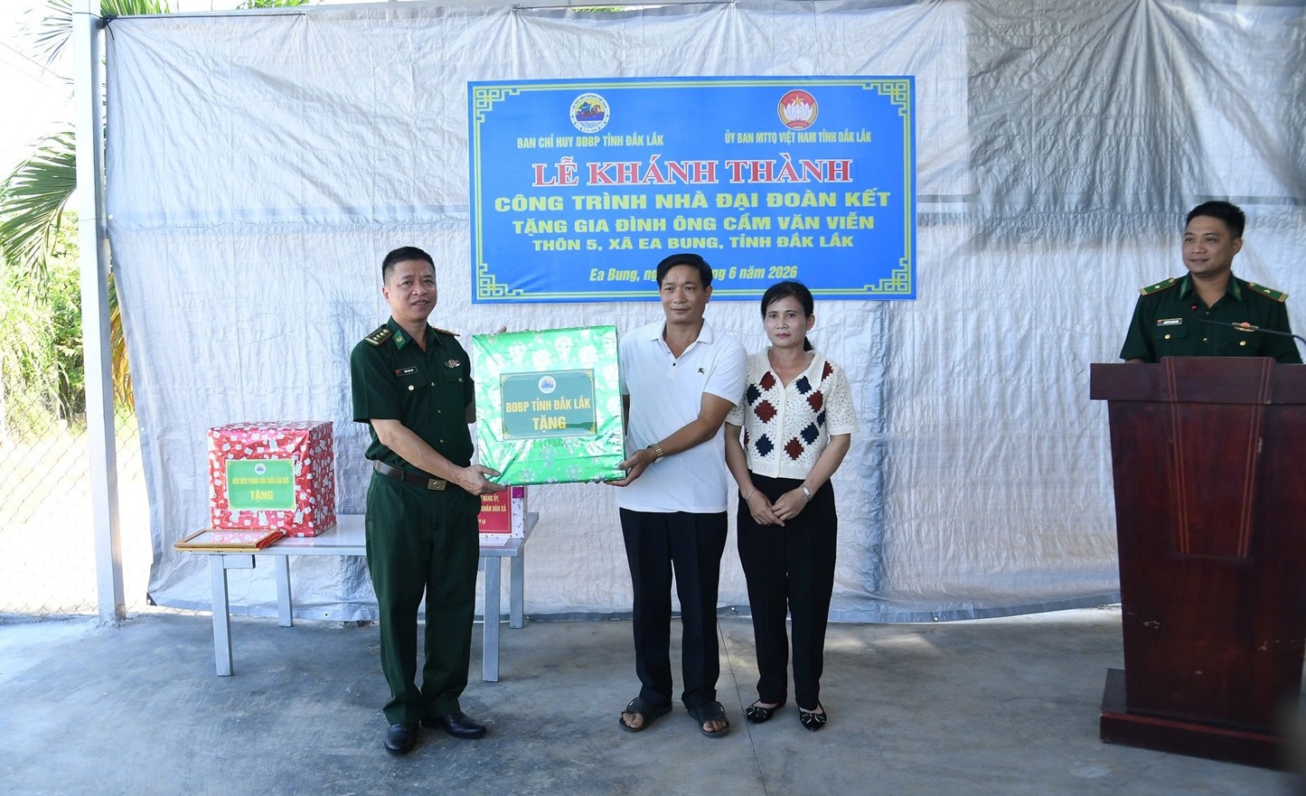 Khánh thành “Nhà đại đoàn kết” tặng hộ gia đình khó khăn ở xã biên giới Ea Bung