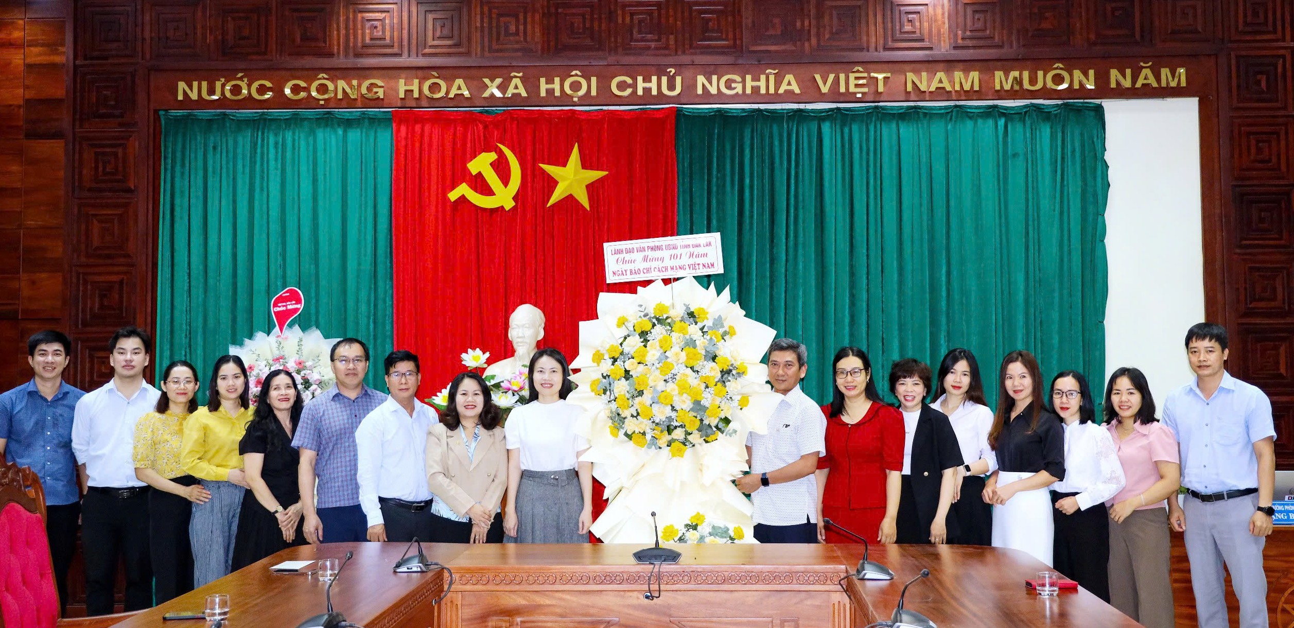 Lãnh đạo Văn phòng UBND tỉnh và các đơn vị chúc mừng Cổng thông tin điện tử tỉnh nhân Ngày Báo chí Cách mạng Việt Nam
