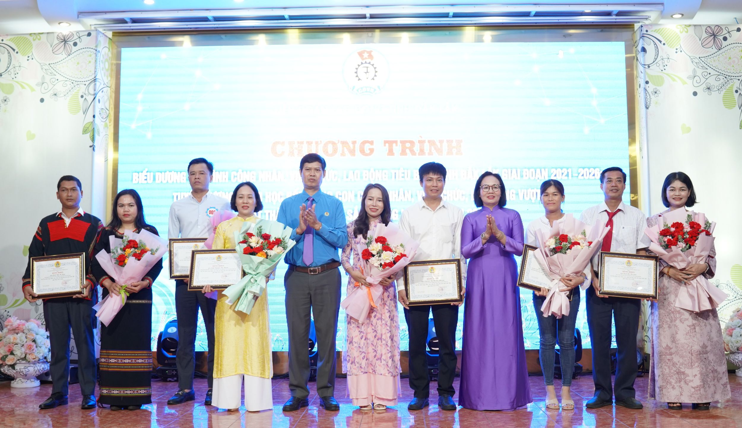 Biểu dương gia đình công nhân, viên chức, người lao động tiêu biểu tỉnh Đắk Lắk