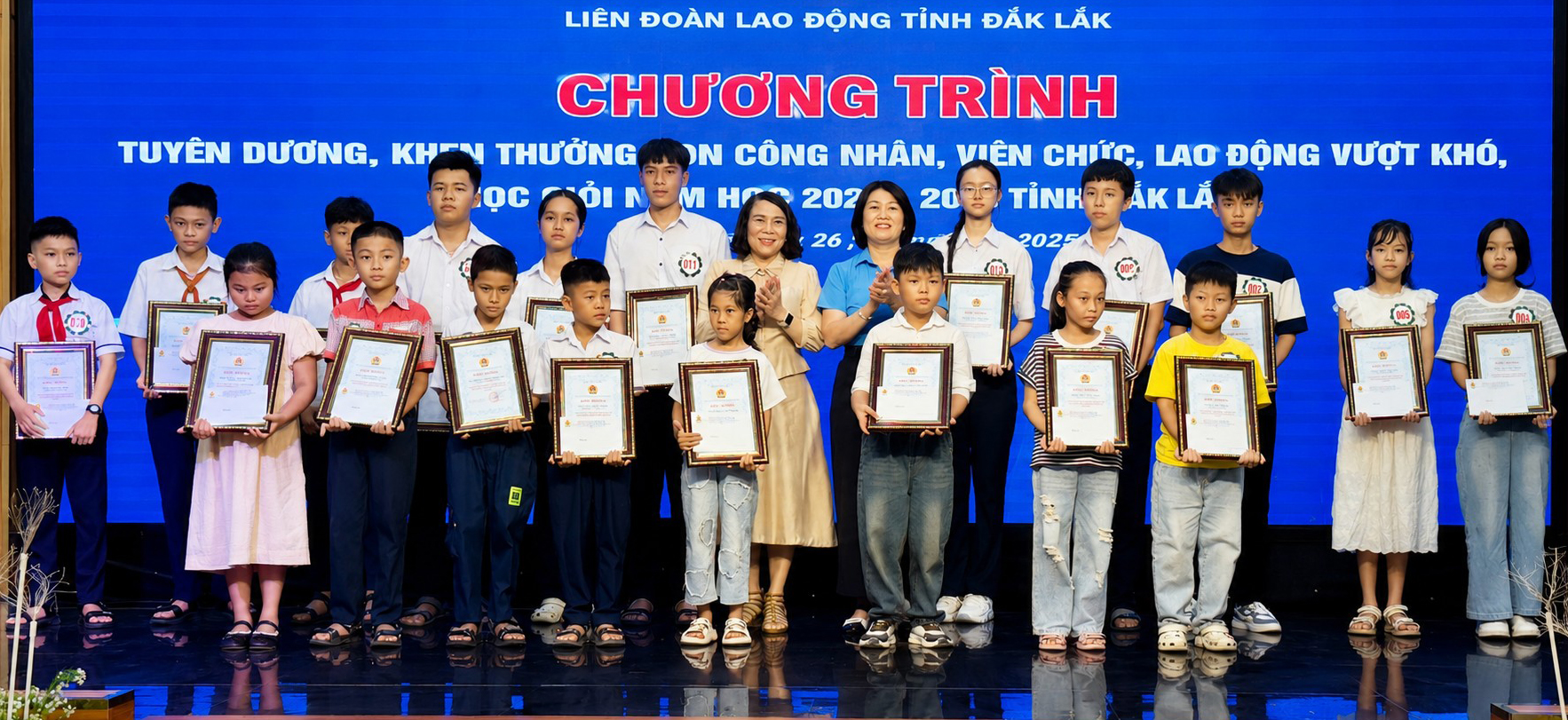 Trao học bổng cho 76 học sinh là con đoàn viên, người lao động vượt khó học giỏi