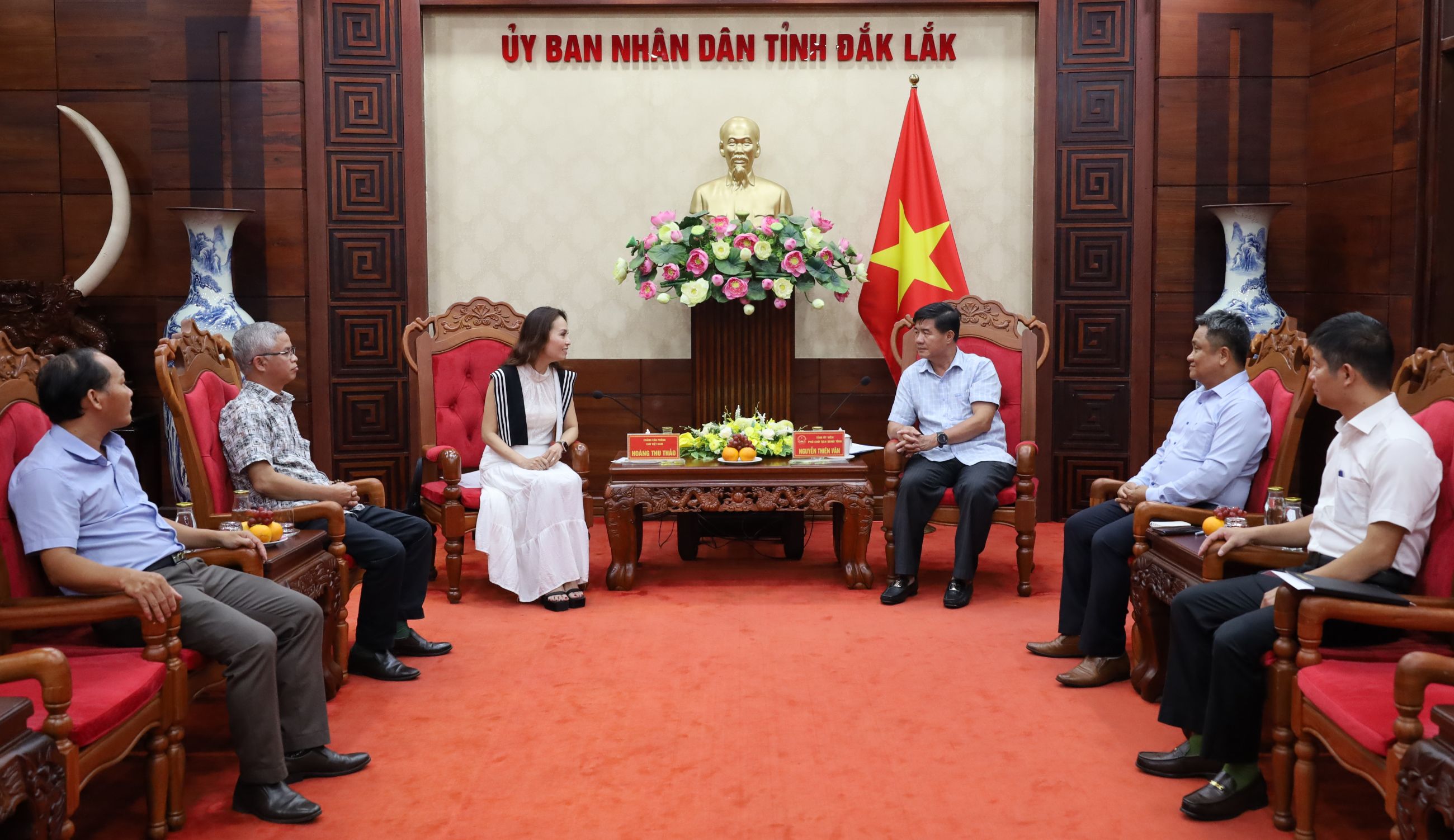 Phó Chủ tịch UBND tỉnh Đắk Lắk Nguyễn Thiên Văn làm việc với Trung tâm Nông nghiệp Nhiệt đới Quốc tế
