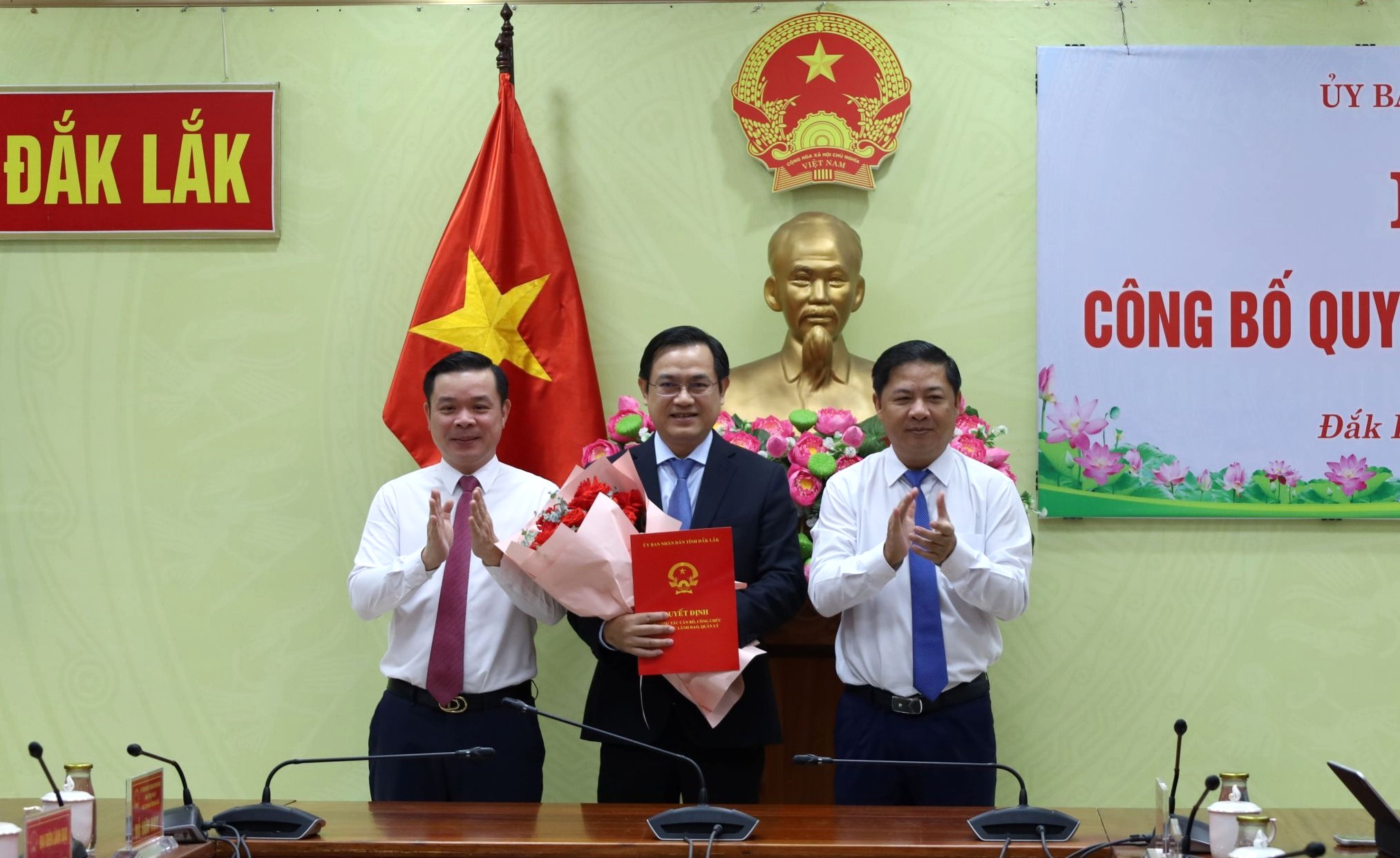 UBND tỉnh trao Quyết định bổ nhiệm đồng chí Hồ Quang Đệ giữ chức vụ Giám đốc Sở Xây dựng
