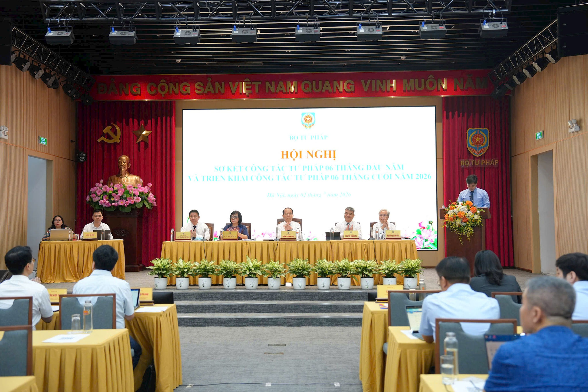 Tiếp tục hoàn thiện thể chế, nâng cao chất lượng xây dựng và thi hành pháp luật