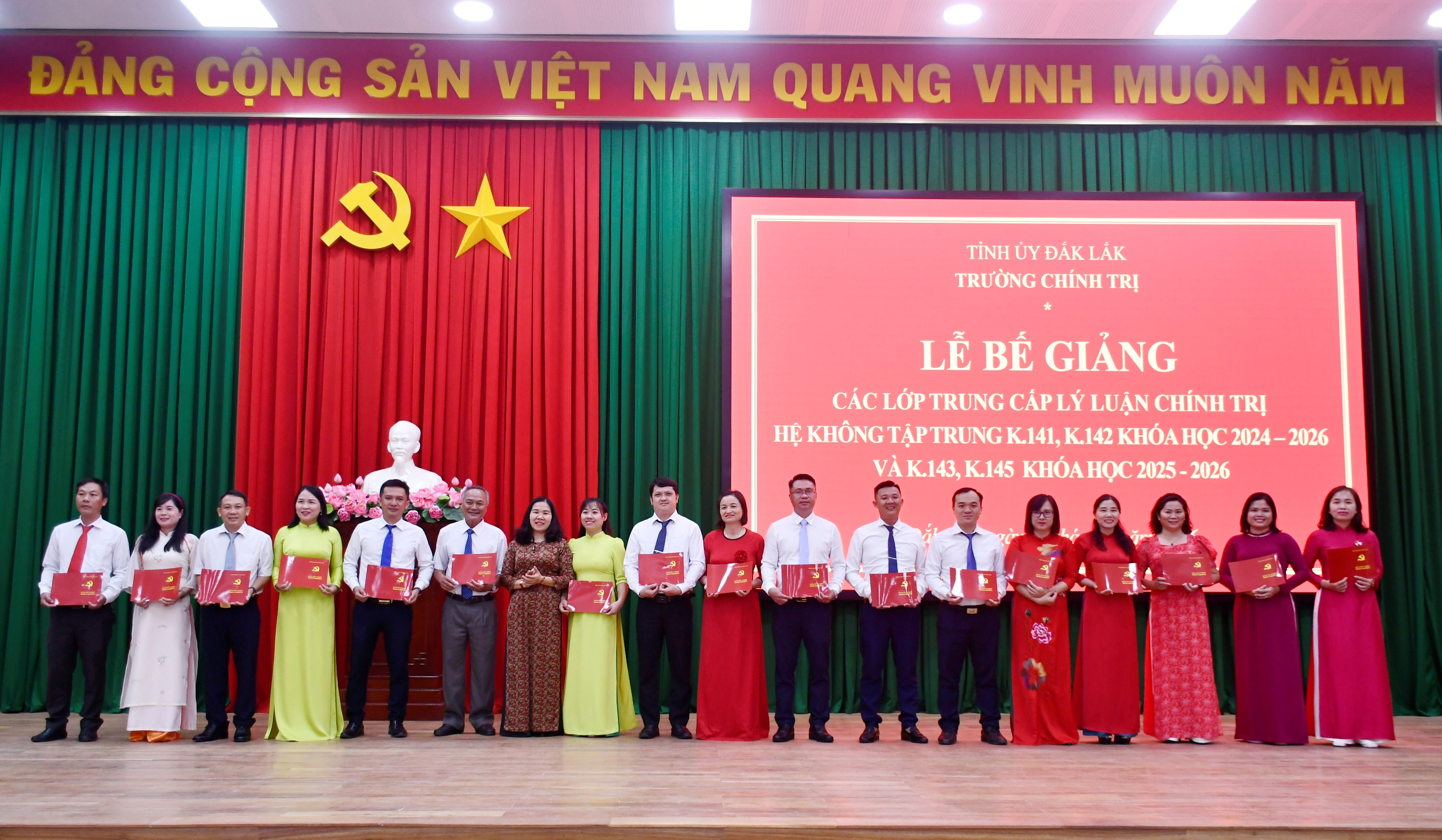 Bế giảng và trao bằng tốt nghiệp Trung cấp lý luận chính trị cho 267 học viên
