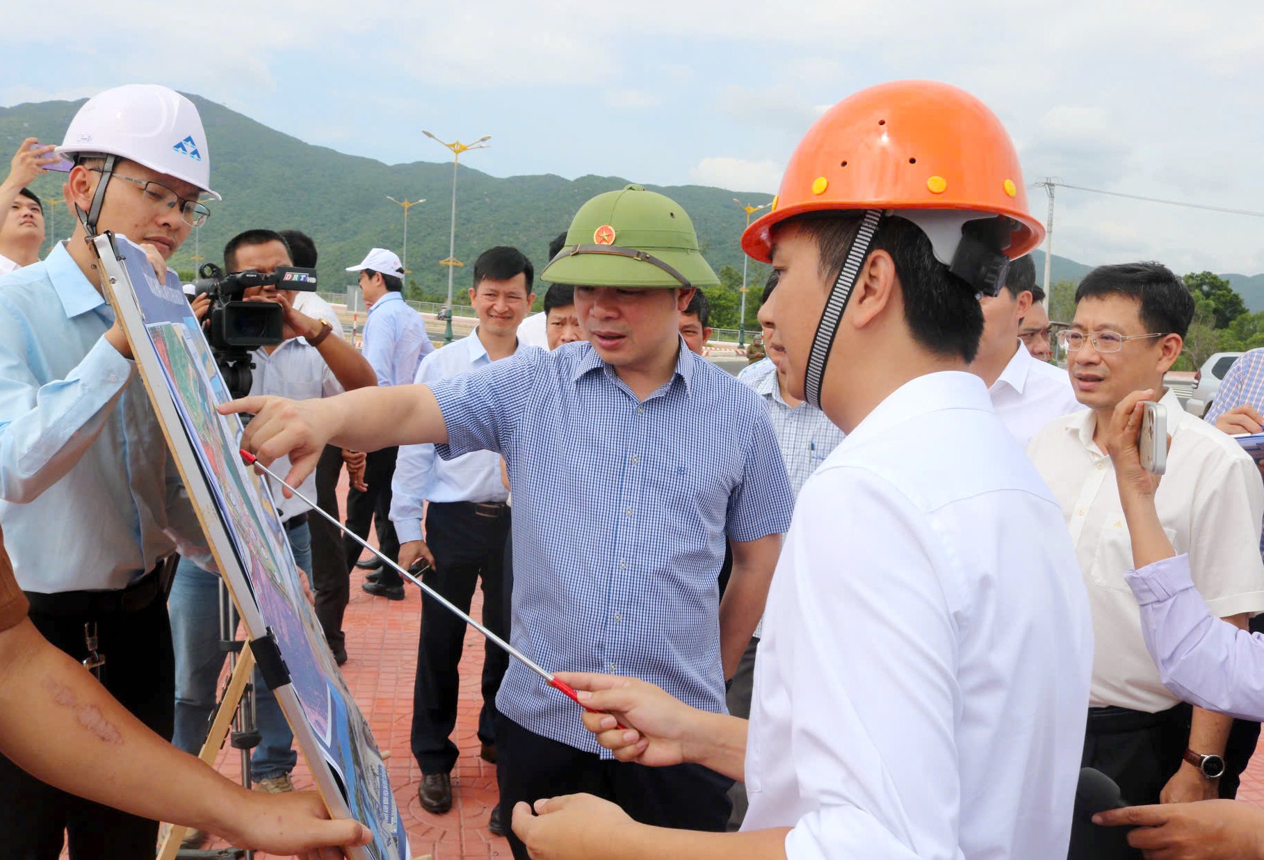 Chủ tịch UBND tỉnh Đỗ Hữu Huy kiểm tra tiến độ giải phóng mặt bằng các dự án trọng điểm tại xã Hòa Xuân