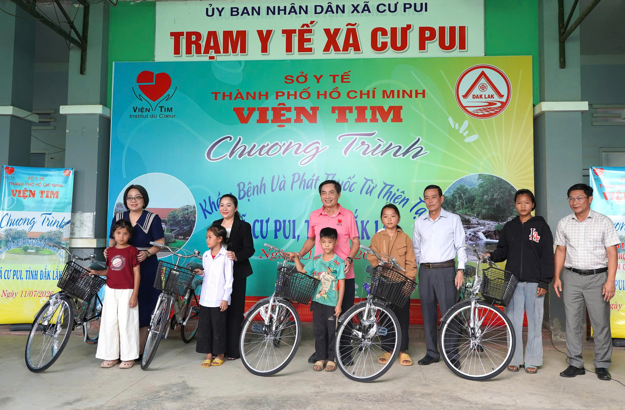 Ấm áp chương trình khám bệnh miễn phí và trao quà cho người dân xã Cư Pui