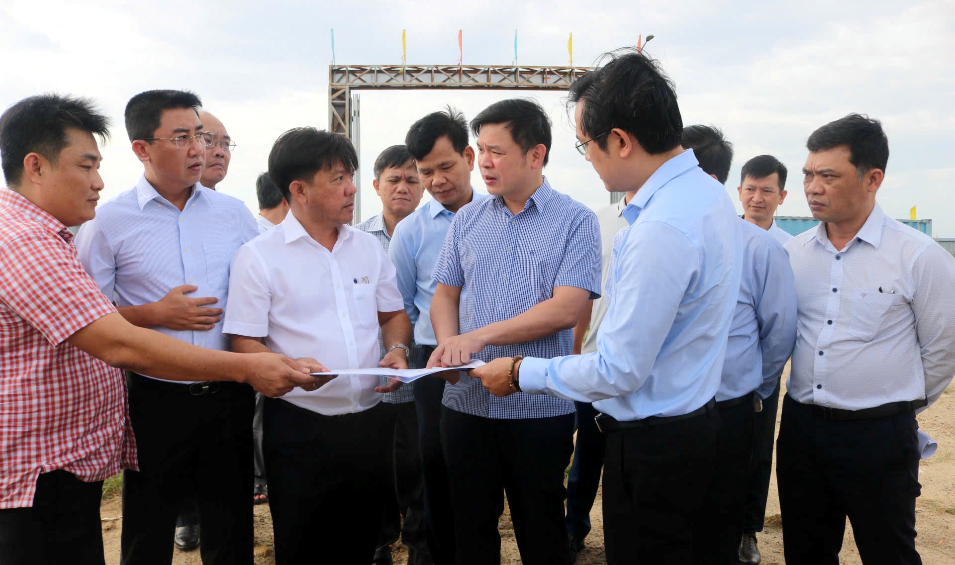 Chairman of the Provincial People's Committee Do Huu Huy inspects progress of social housing projects, auction land funds, and public asset management