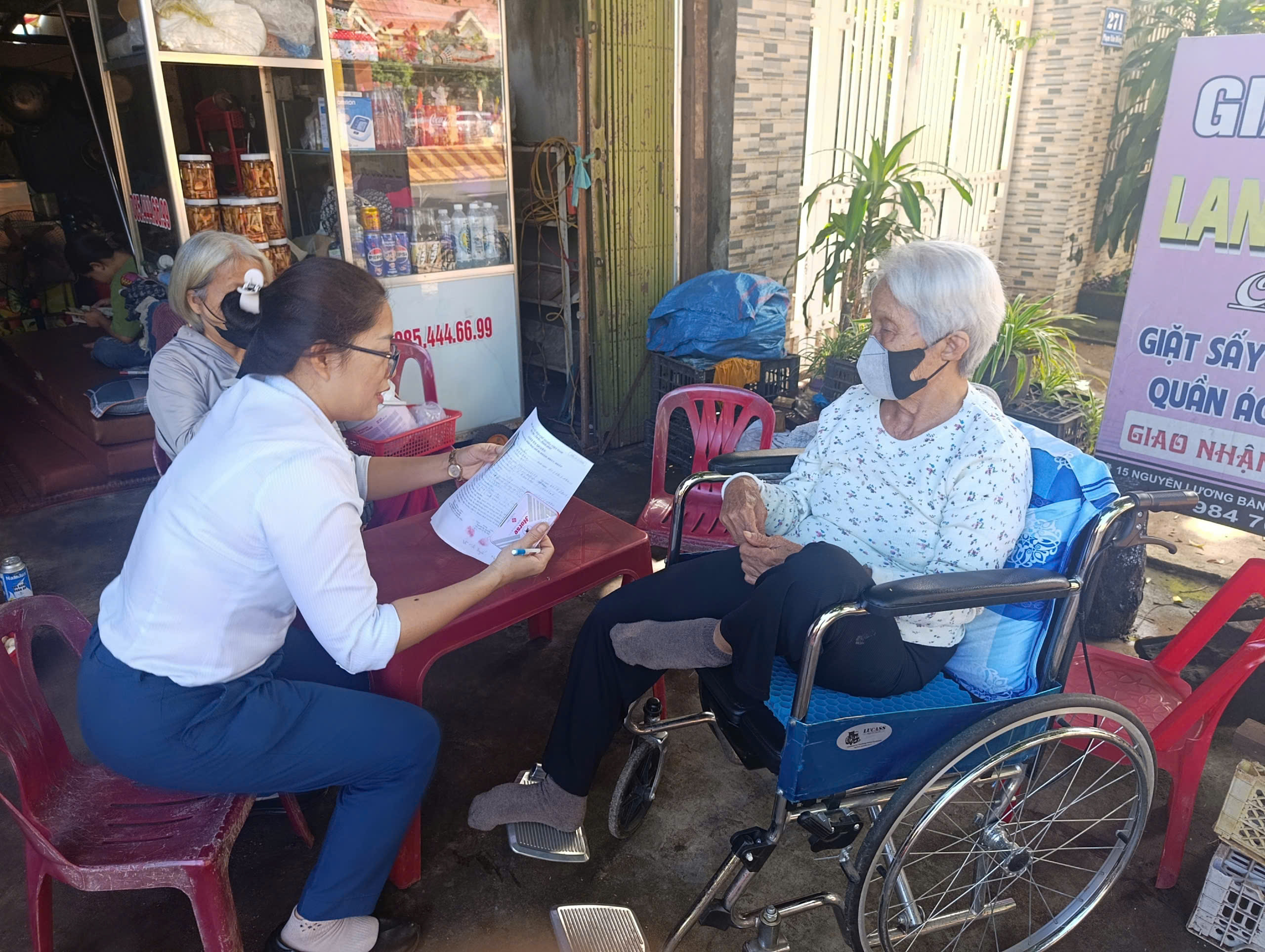 Phường Tân Lập hỗ trợ làm thủ tục hành chính tại nhà đối với người già yếu, khuyết tật