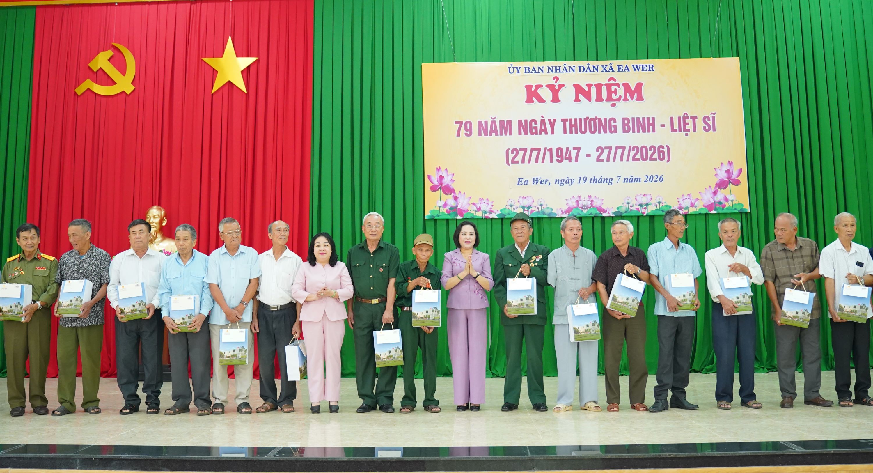 Phó Chủ tịch Quốc hội Nguyễn Thị Thanh thăm, tặng quà gia đình chính sách, người có công tại Đắk Lắk