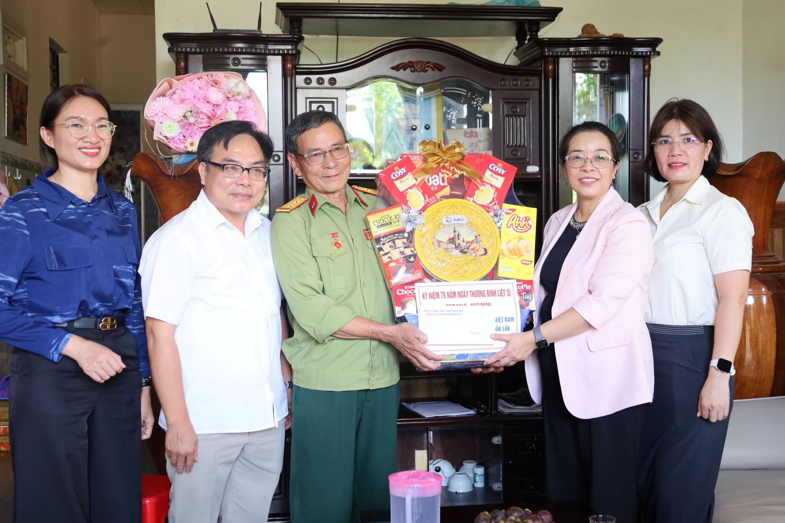 Phó Bí thư Tỉnh ủy Huỳnh Thị Chiến Hòa thăm, tặng quà các thương binh