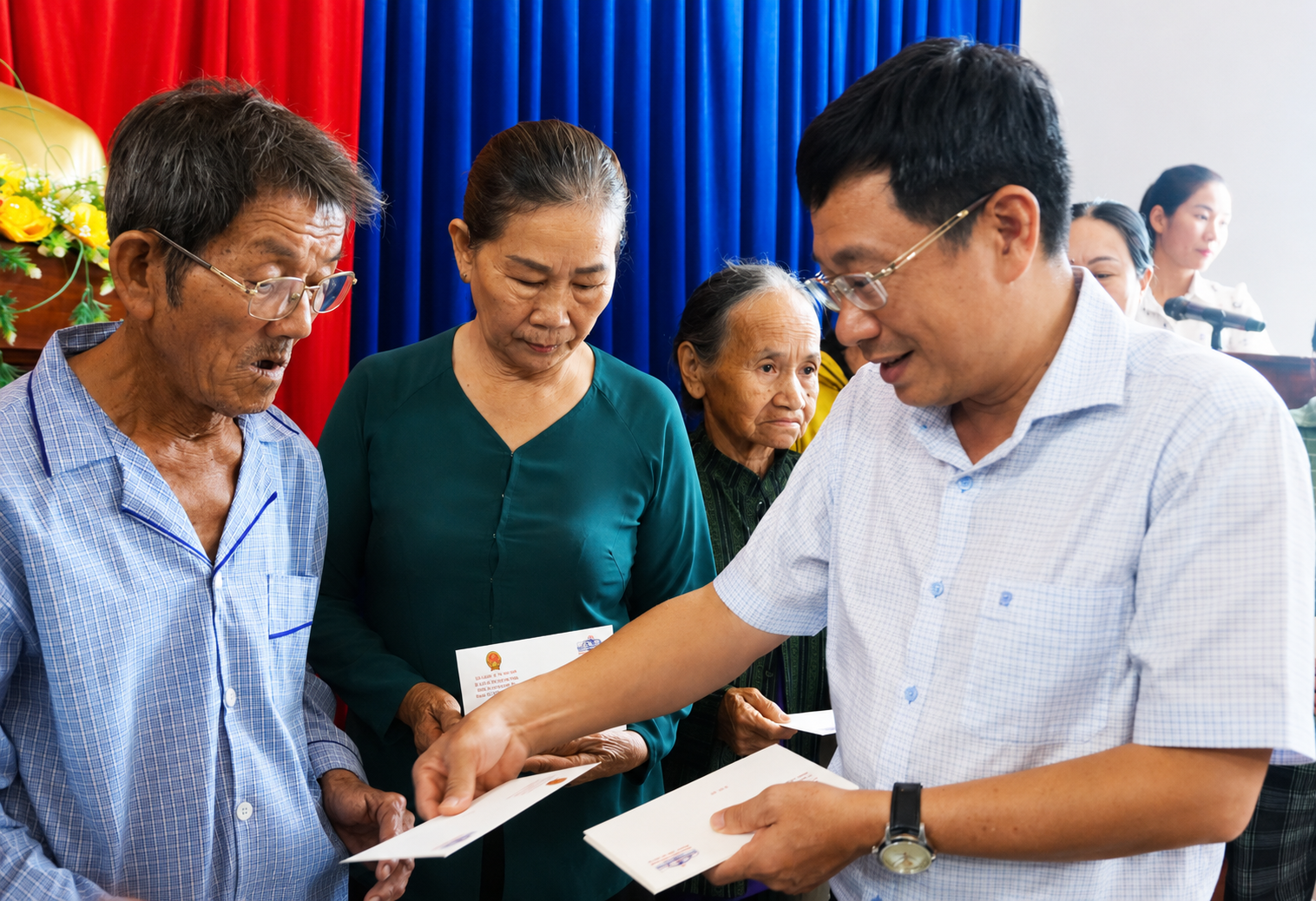 Đoàn đại biểu Quốc hội tỉnh Đắk Lắk thăm, tặng quà gia đình chính sách tại xã Hòa Thịnh và Hòa Mỹ