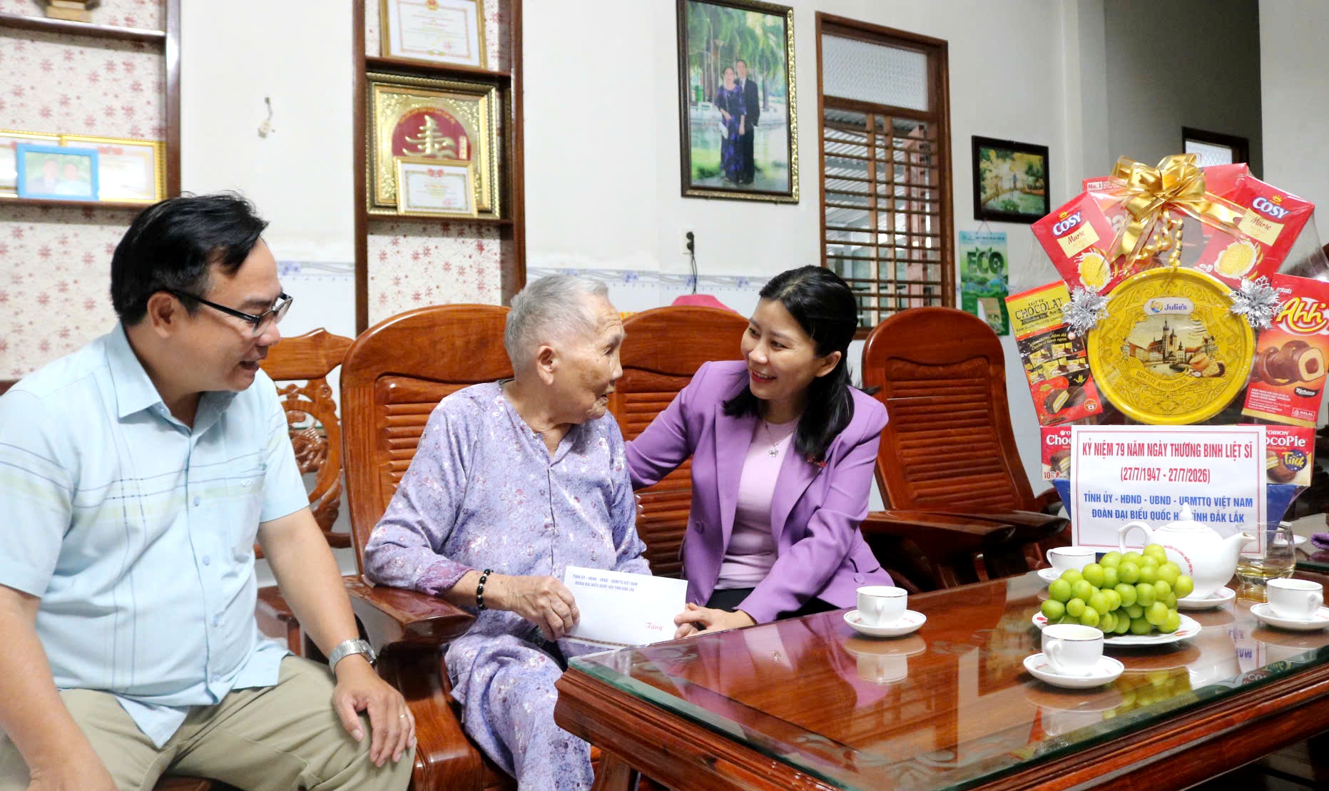 Đồng chí Lê Đào An Xuân thăm, tặng quà Mẹ Việt Nam Anh hùng và thương binh tại xã Hòa Thịnh, Hòa Mỹ
