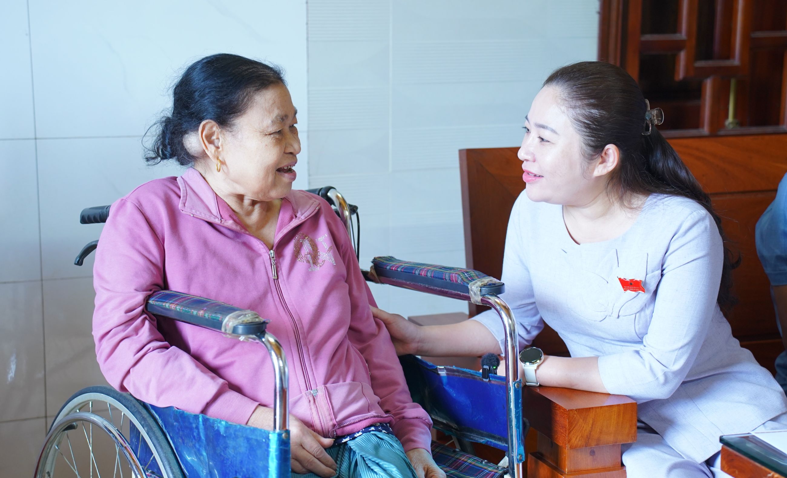 Phó Chủ tịch HĐND tỉnh Đắk Lắk Phúc Bình Niê Kdăm thăm và tặng quà người có công, gia đình chính sách