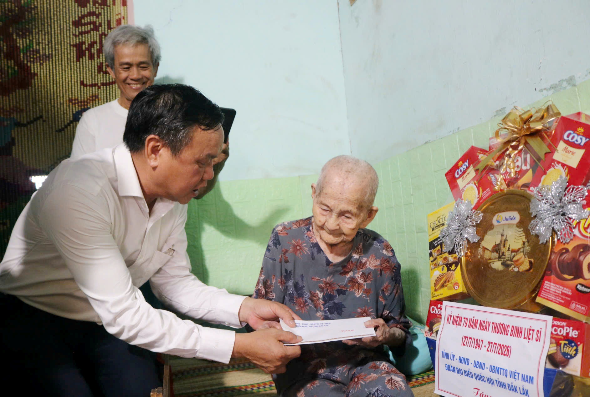 Phó Chủ tịch UBND tỉnh Đào Mỹ thăm, tặng quà người có công tiêu biểu nhân kỷ niệm 79 năm Ngày Thương binh - Liệt sĩ