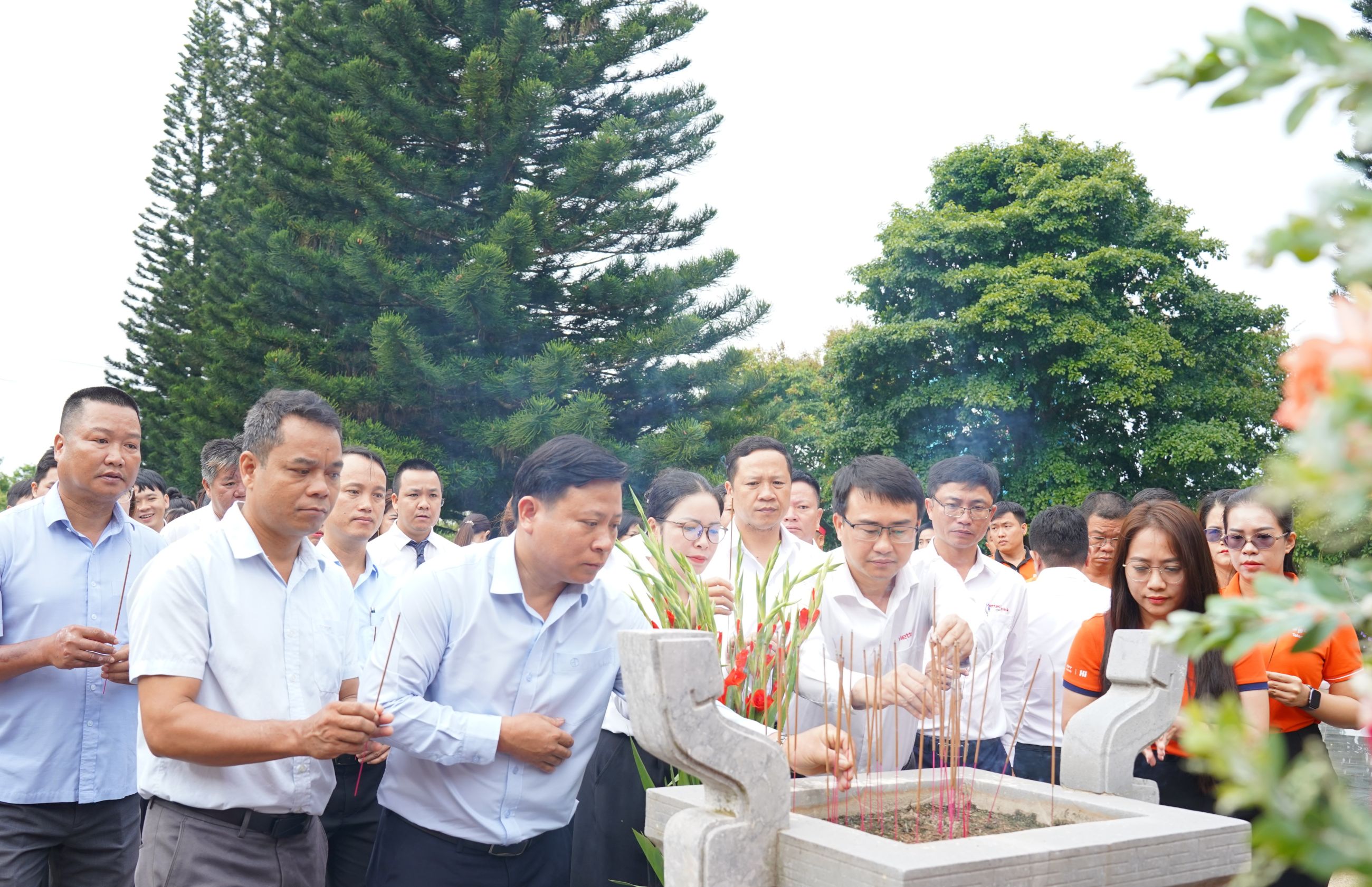 Dâng hương tưởng niệm các Liệt sĩ Giao bưu - Thông tin liên lạc Tây Nguyên