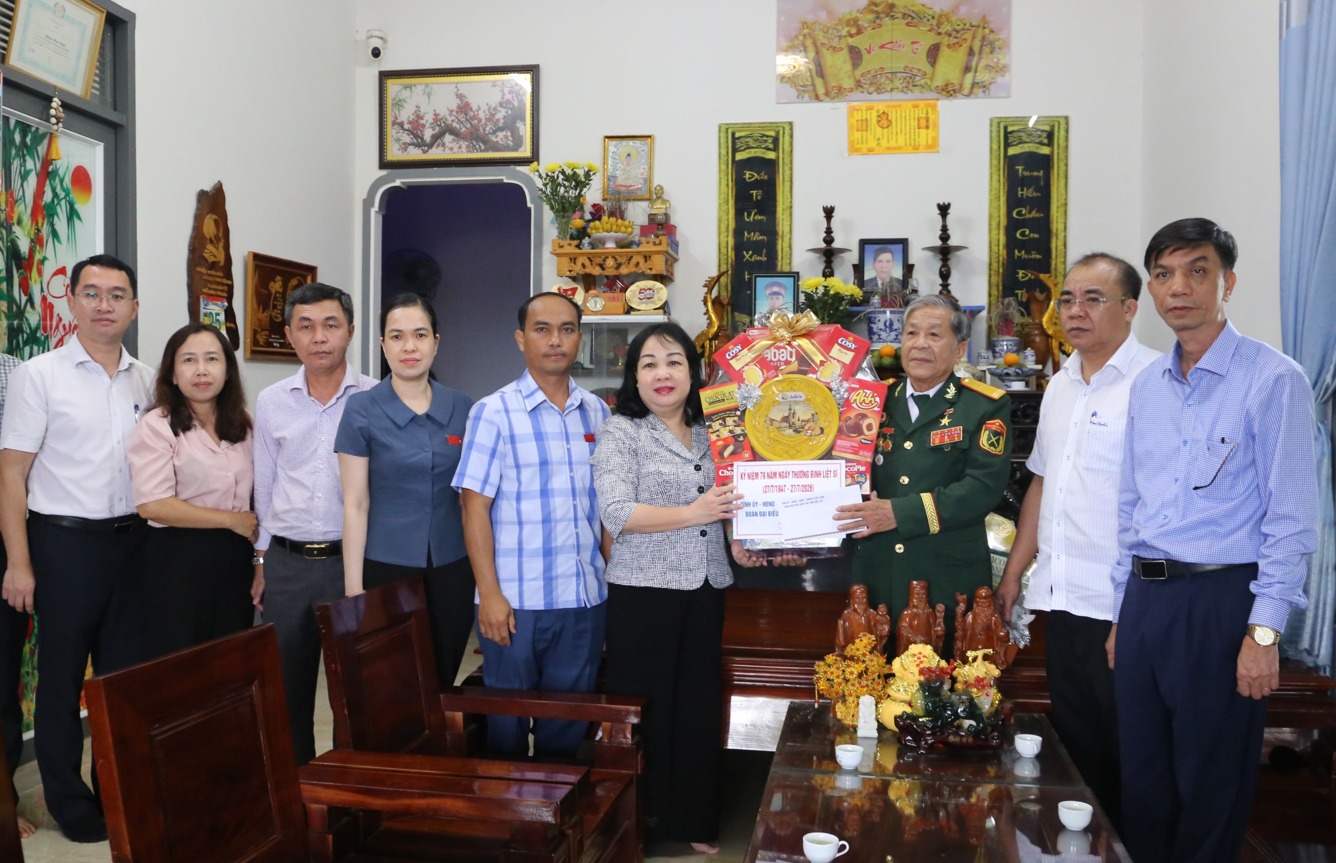 Phó Bí thư Thường trực Tỉnh ủy, Chủ tịch HĐND tỉnh Đắk Lắk Cao Thị Hòa An thăm, tặng quà người có công với cách mạng tiêu biểu