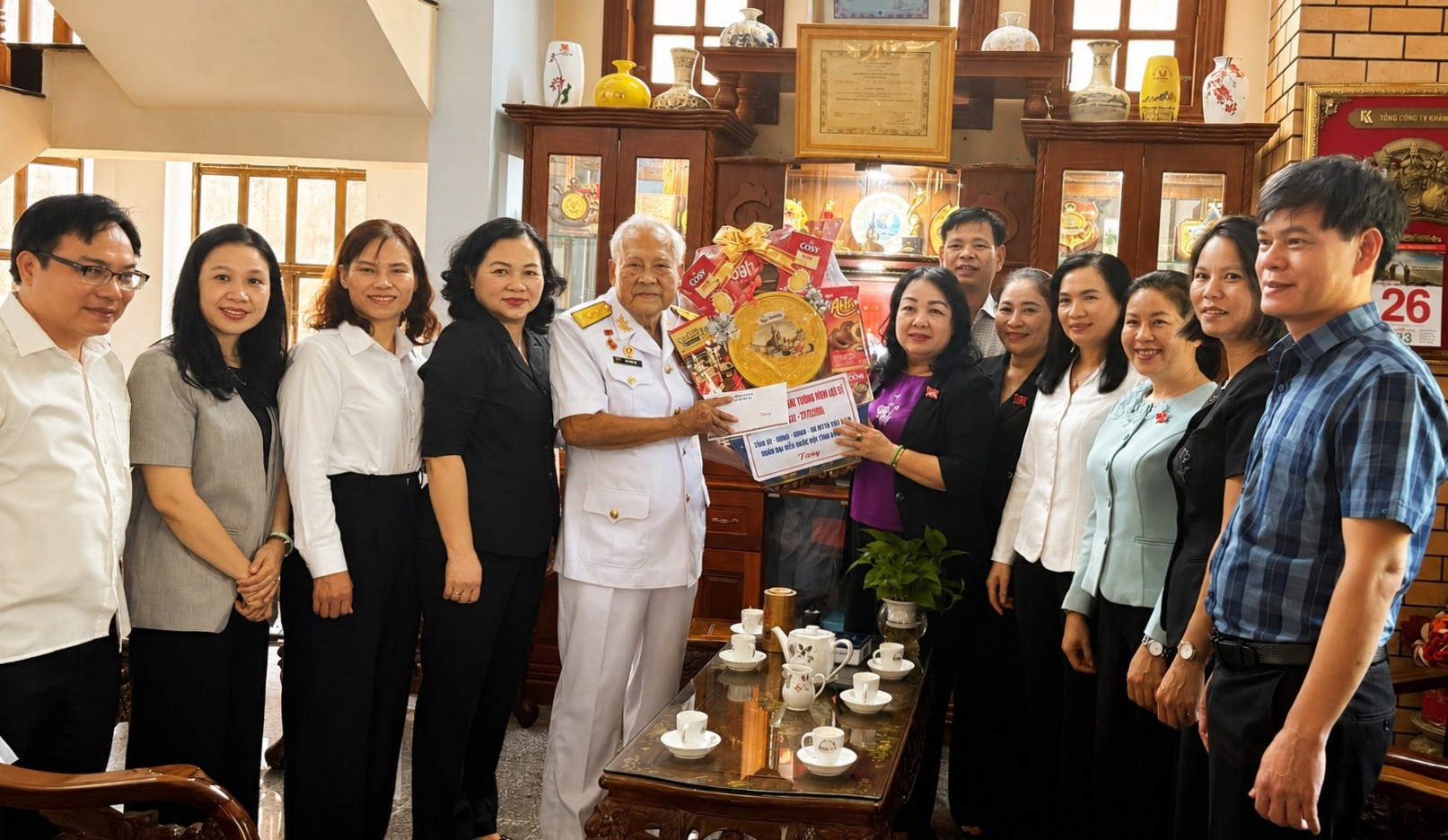 Phó Bí thư Thường trực Tỉnh ủy, Chủ tịch HĐND tỉnh Đắk Lắk Cao Thị Hòa An thăm, tặng quà người có công tiêu biểu
