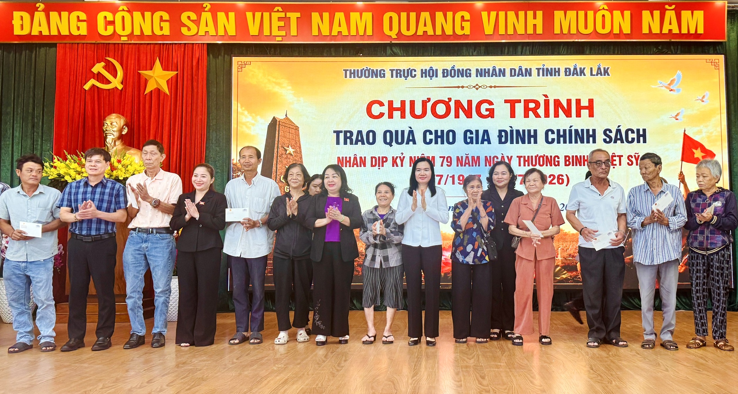 Thường trực HĐND tỉnh Đắk Lắk trao quà tặng gia đình chính sách, người có công