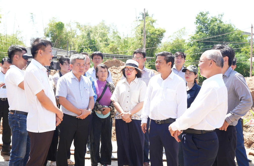 Bí thư Tỉnh ủy Lương Nguyễn Minh Triết kiểm tra tiến độ xây dựng 100 nhà sinh hoạt cộng đồng kết hợp phòng tránh lũ