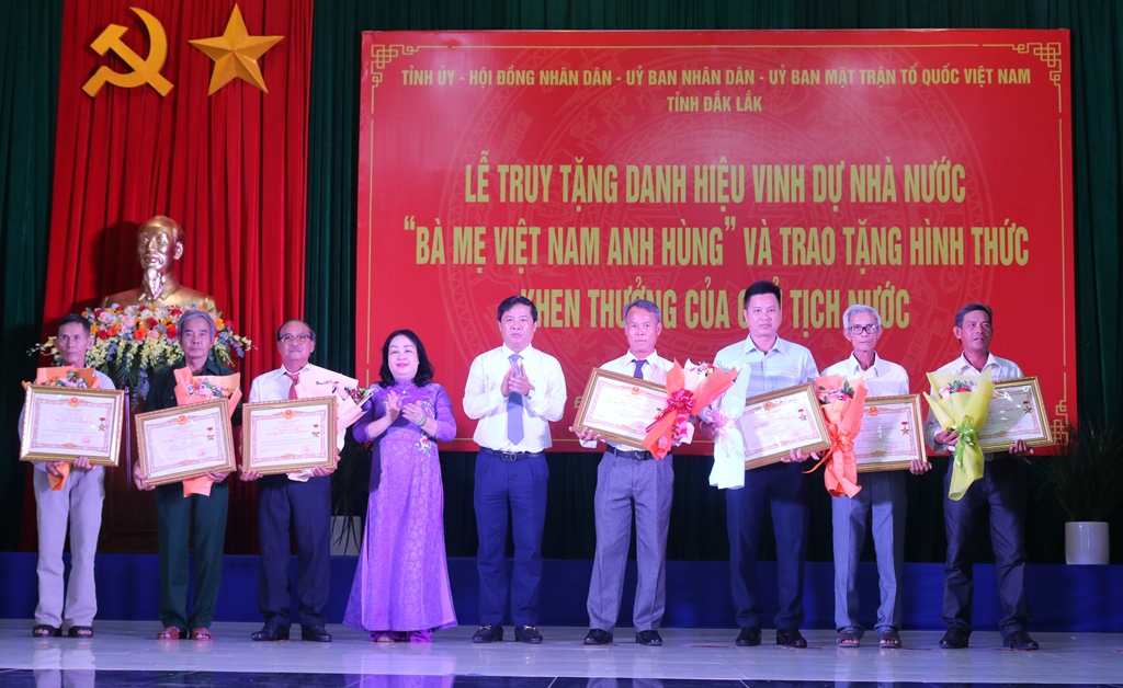 Lễ truy tặng danh hiệu “Bà Mẹ Việt Nam Anh hùng” và trao Huân chương Lao động