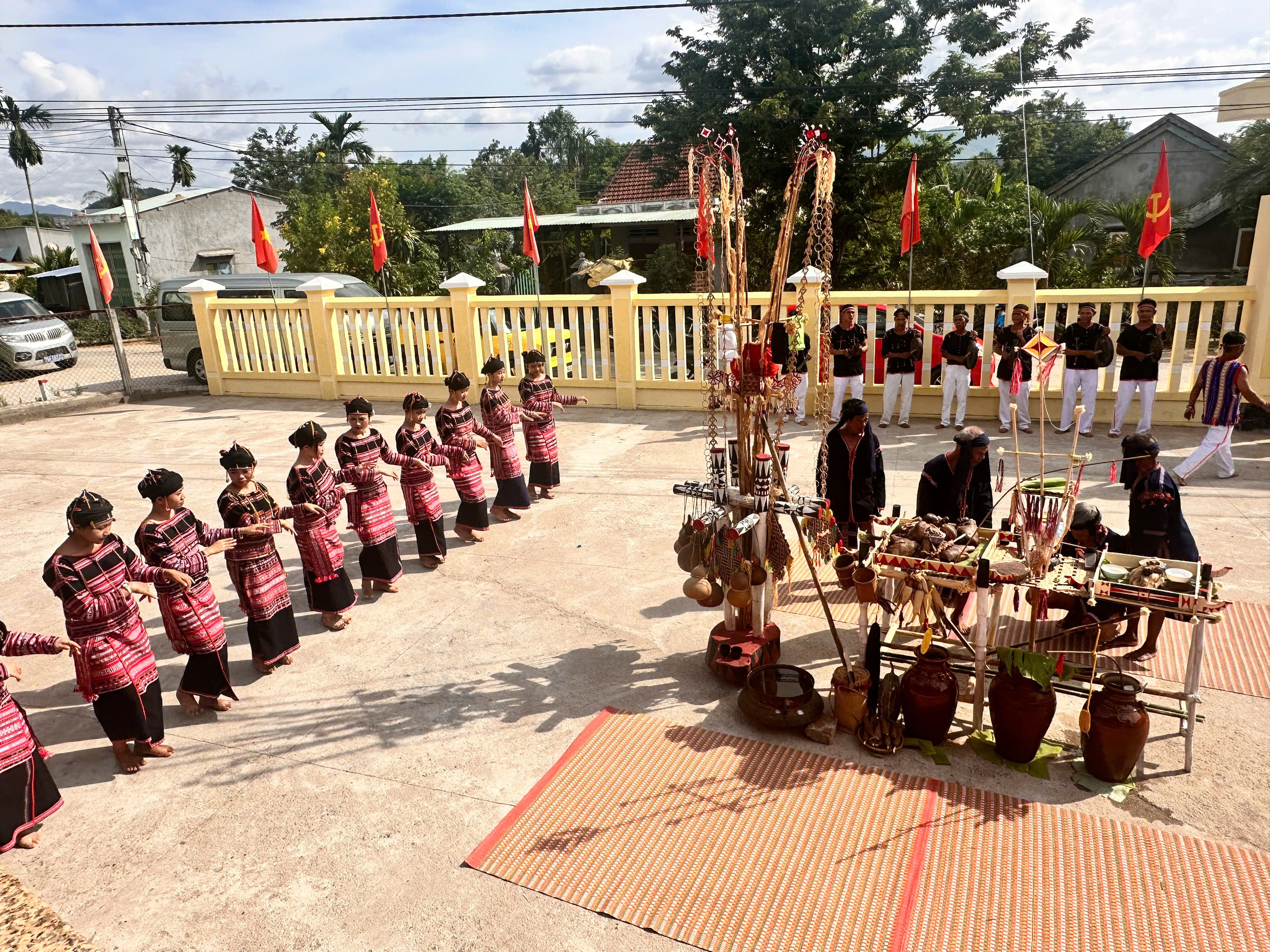 Phục dựng nghi lễ Lễ cúng cầu mùa của dân tộc Ba Na tại thôn Xí Thoại xã Xuân Lãnh