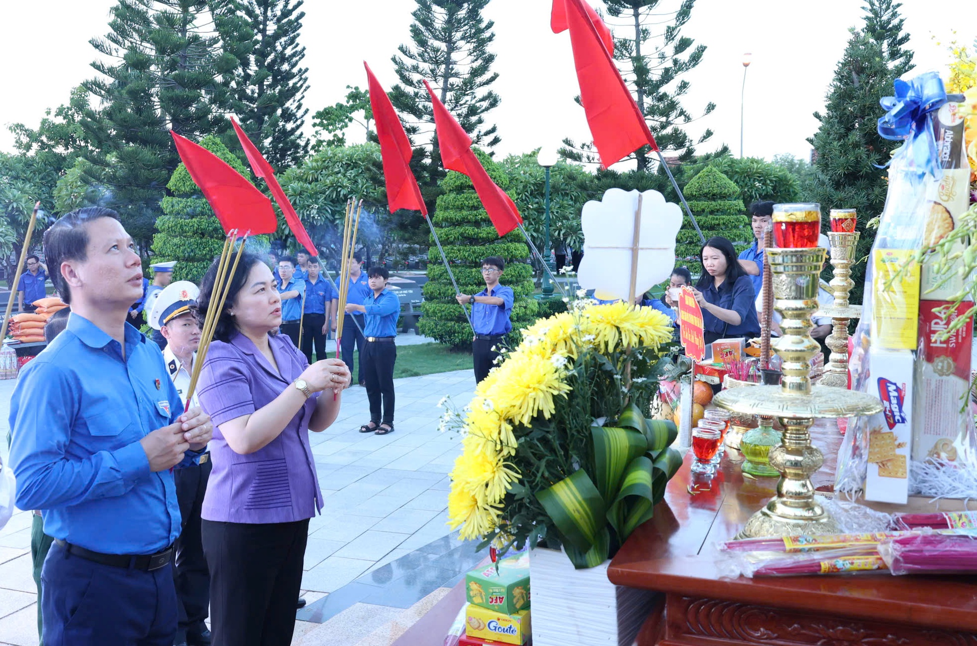 Hàng nghìn ngọn nến thắp sáng Nghĩa trang Liệt sĩ tỉnh Đắk Lắk