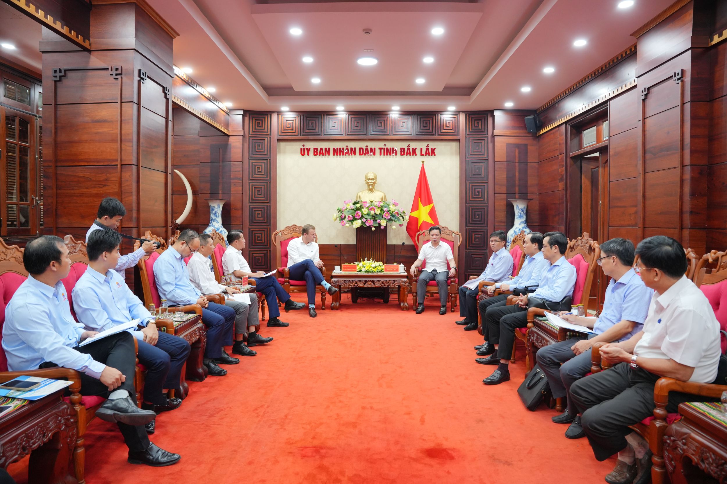 Chủ tịch UBND tỉnh Đỗ Hữu Huy làm việc với lãnh đạo Tập đoàn De Heus (Hà Lan) và Tập đoàn Hùng Nhơn