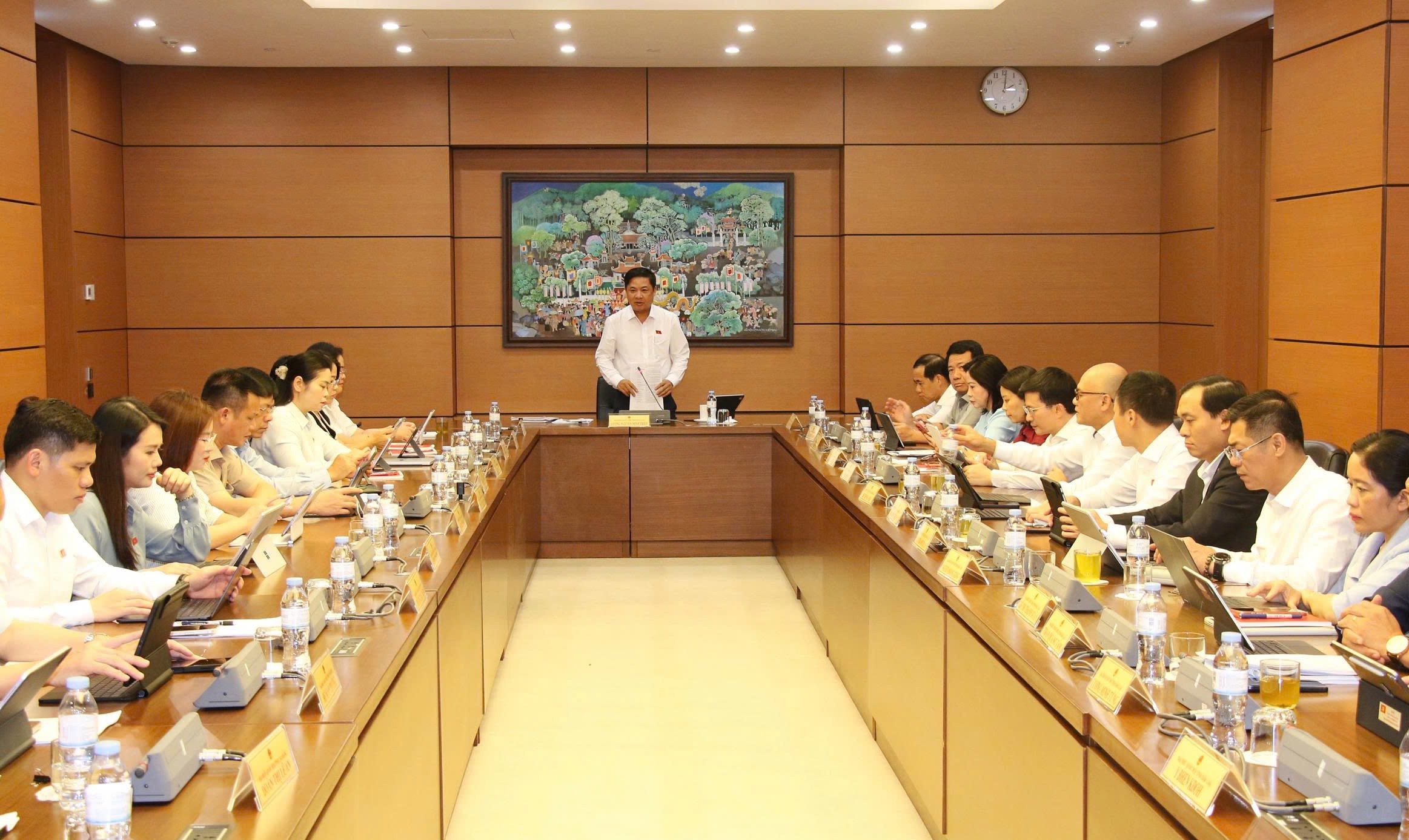 Đoàn đại biểu Quốc hội tỉnh Đắk Lắk thảo luận tại tổ về các dự án luật, nghị quyết