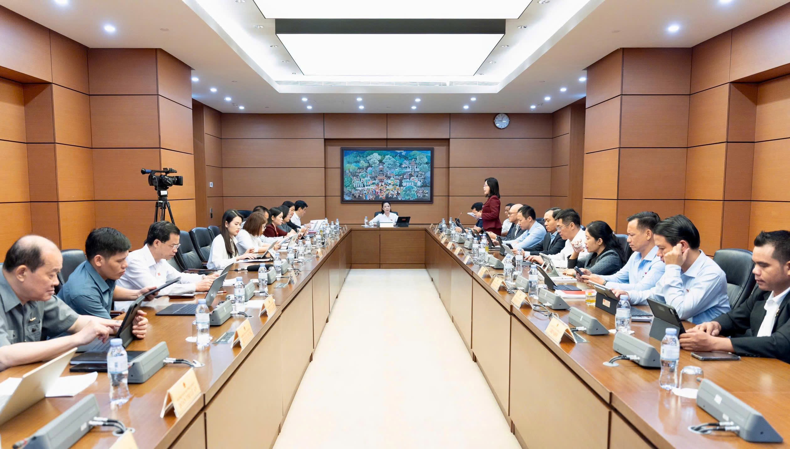 Đoàn đại biểu Quốc hội tỉnh Đắk Lắk thảo luận tại tổ đối với các dự án luật về hòa giải cơ sở, xuất khẩu lao động và xuất bản