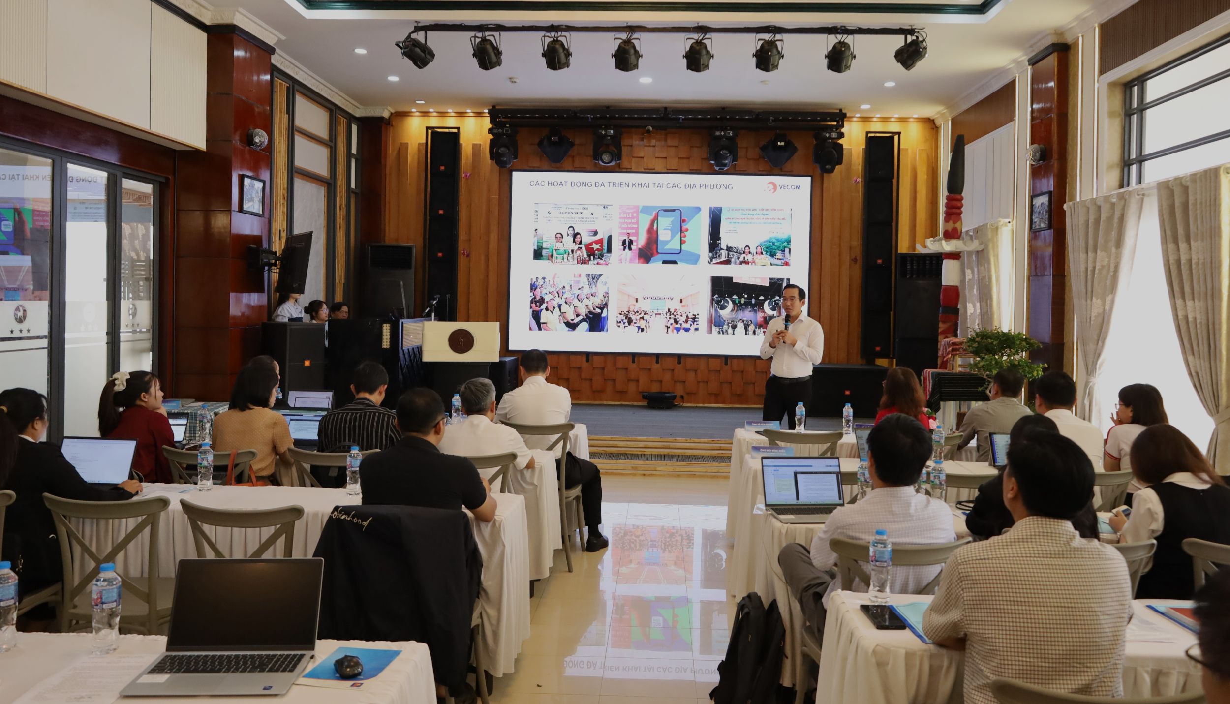 Tập huấn kỹ năng livestream bán sầu riêng online cho các xã, phường