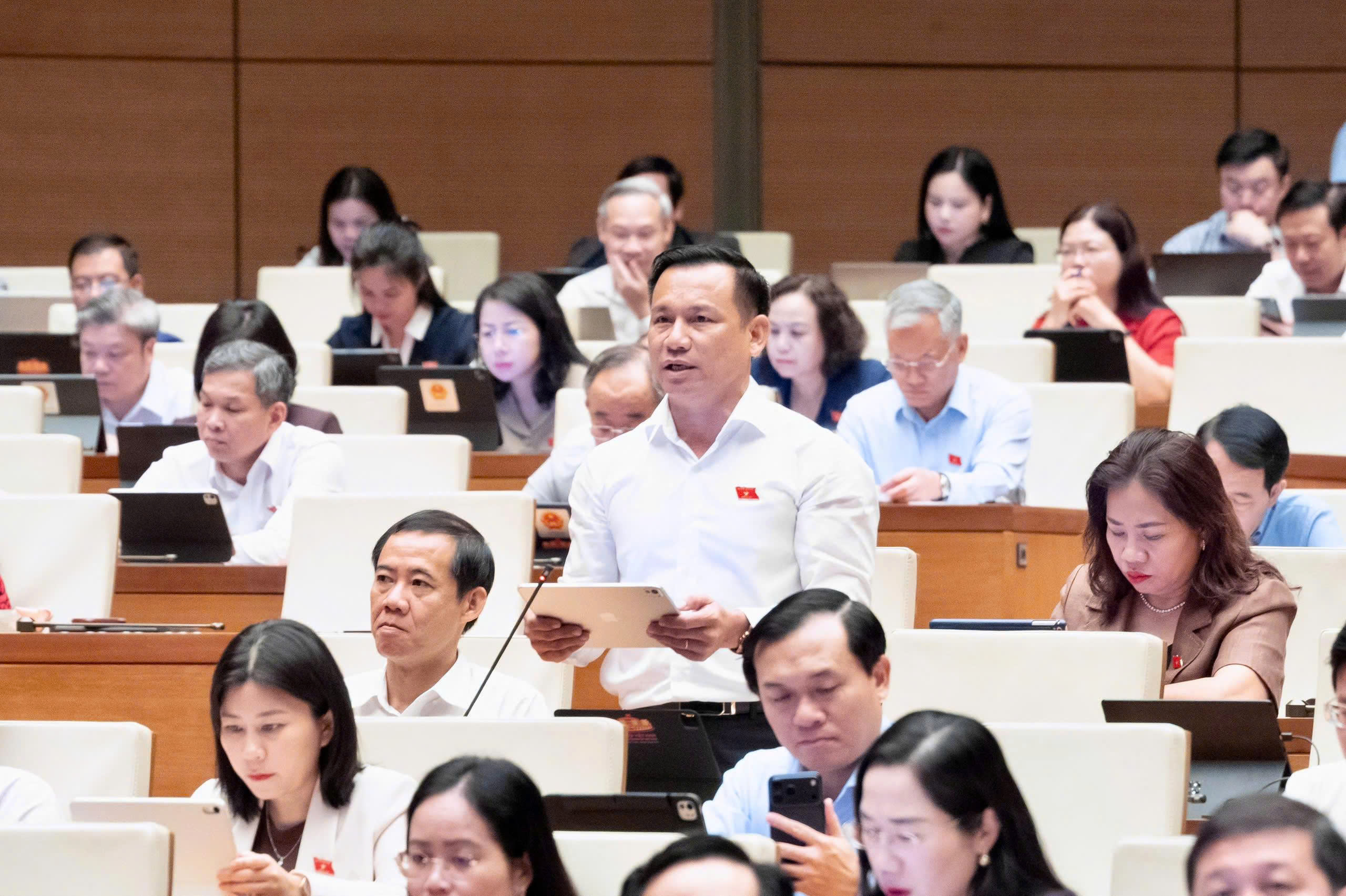 Đại biểu Quốc hội tỉnh Đắk Lắk thảo luận tại hội trường về Dự án Luật Phát triển đô thị