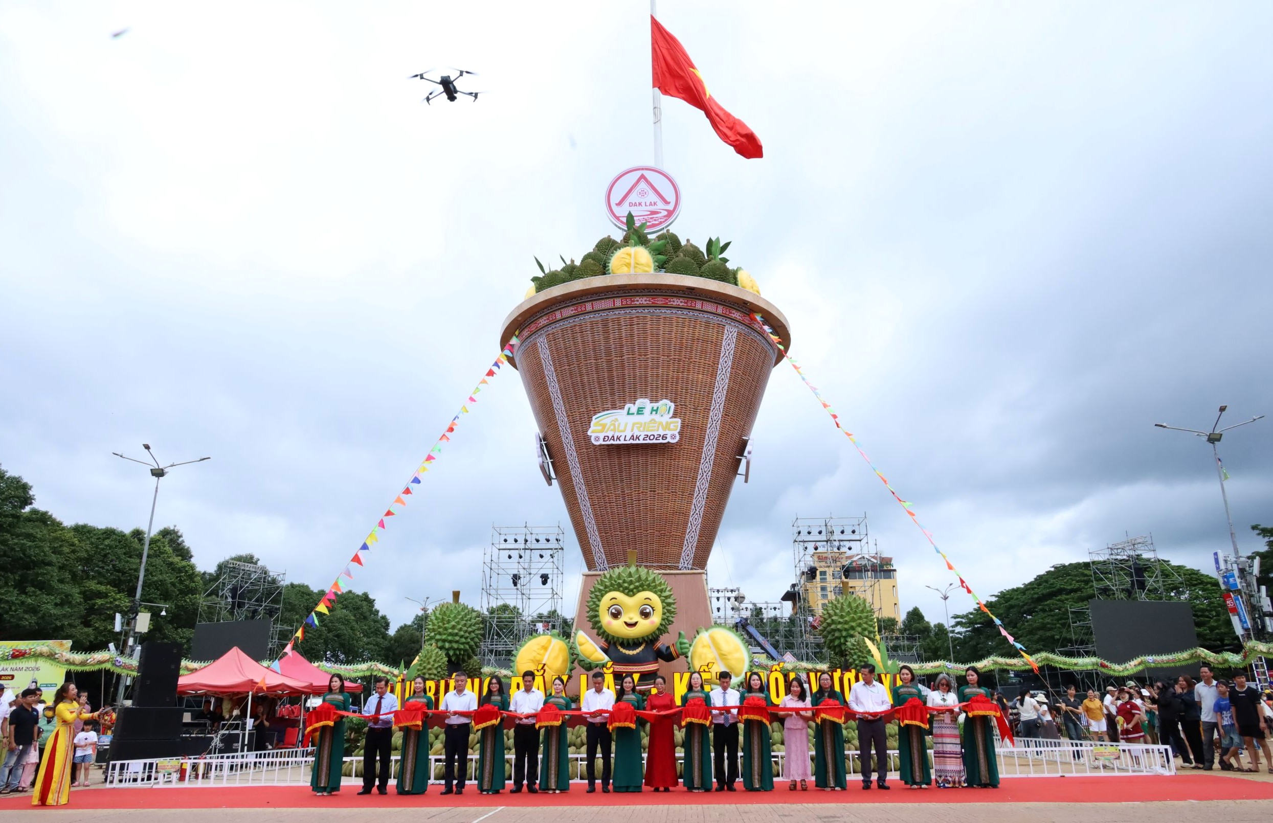 Đắk Lắk khai trương mô hình Chiếc gùi Sầu riêng lớn nhất Việt Nam