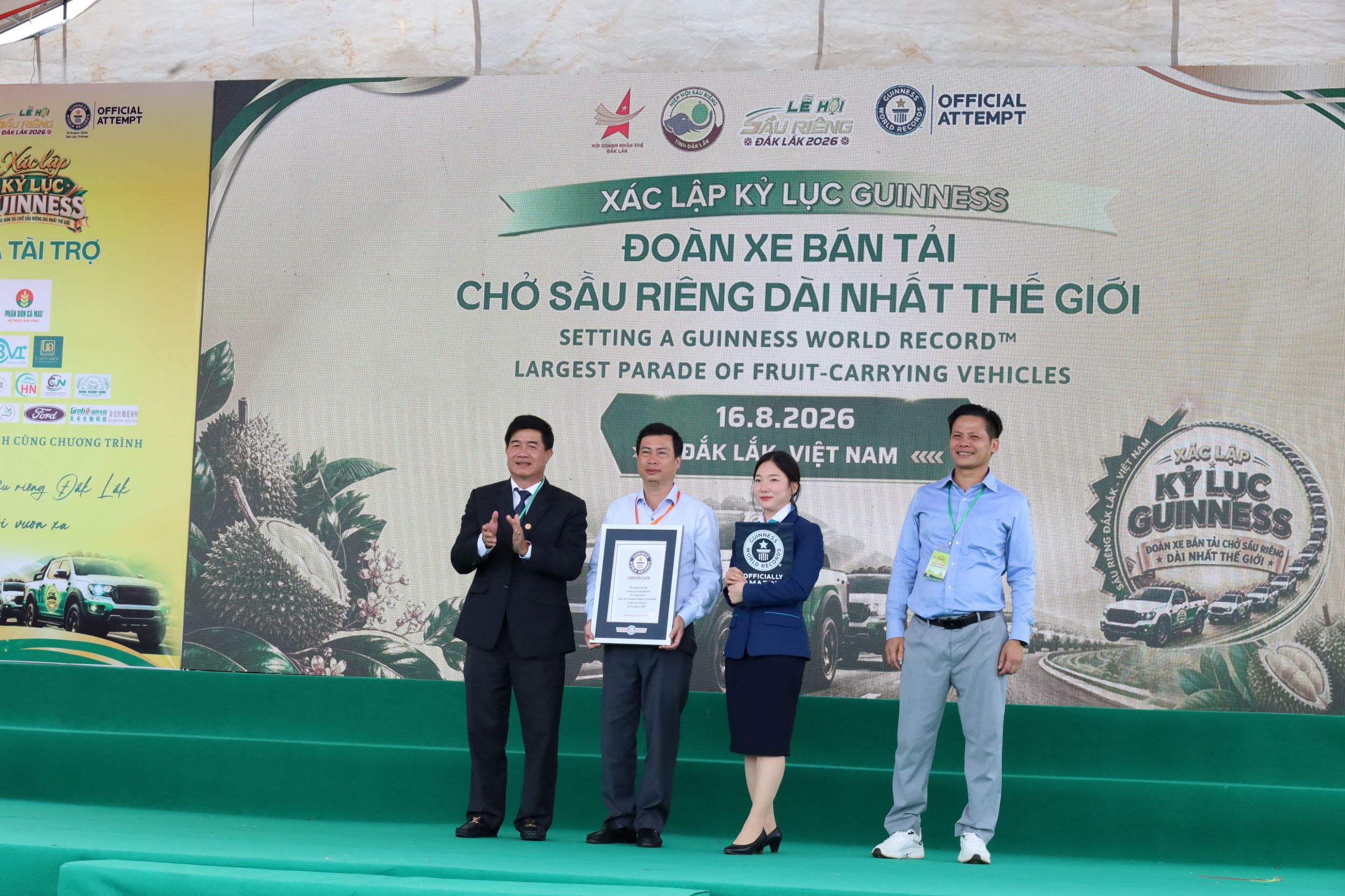 Đắk Lắk xác lập kỷ lục Guinness với đoàn xe bán tải chở sầu riêng dài nhất thế giới